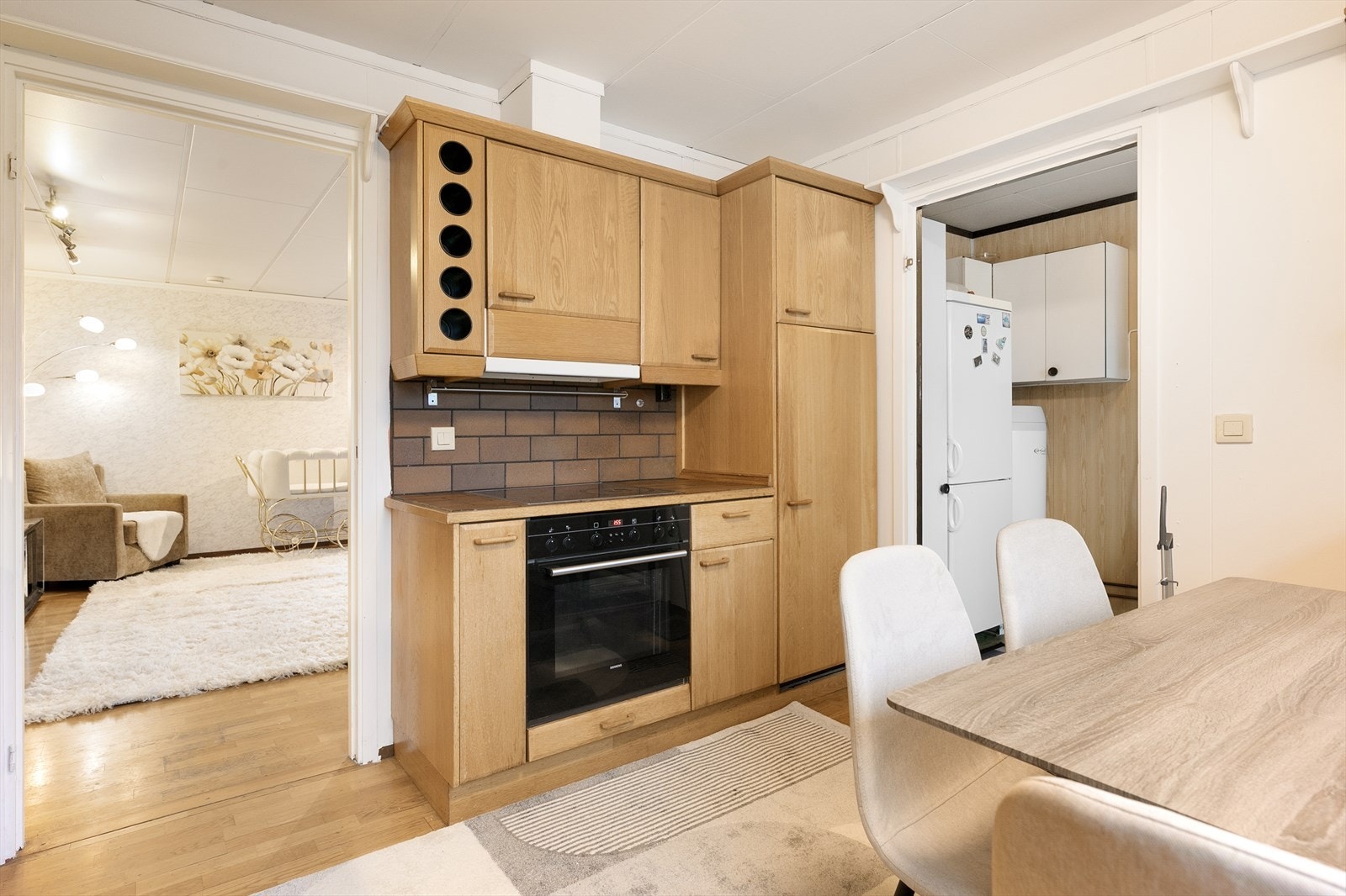 Rikelig med skap- og benkeplass, samt nisje for oppvaskmaskin og opplegg for vaskemaskin Galleribilde