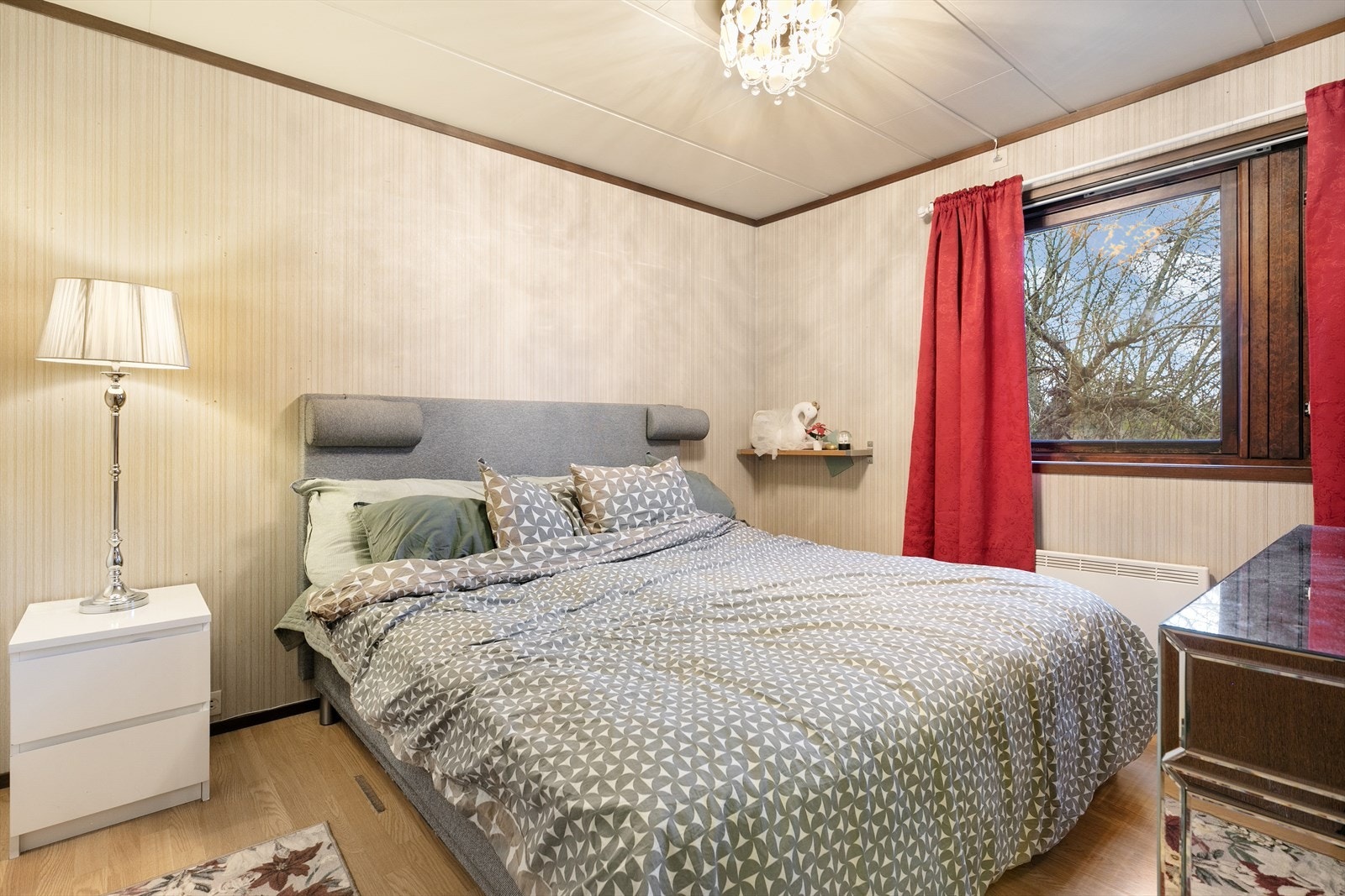 Soverom 1 er av god størrelse med god plass til dobbeltseng og nattbord Galleribilde