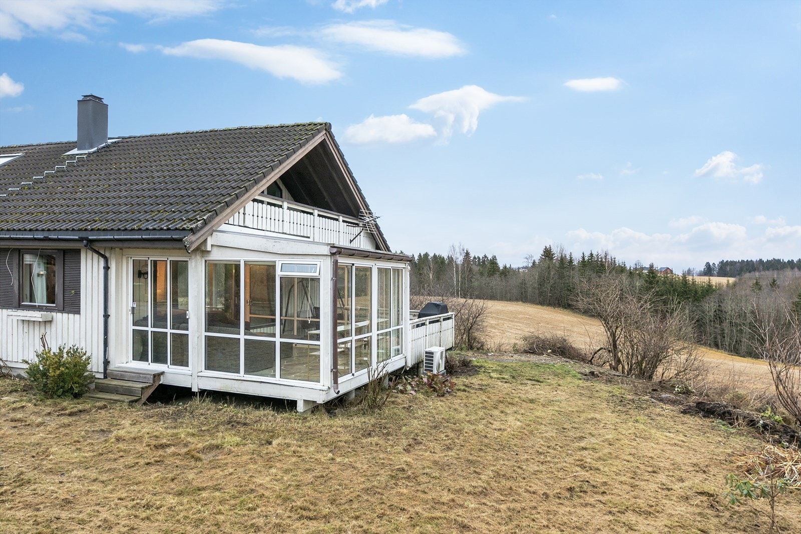 Gode muligheter for utemøblering, og rom for både lek og avslapning i grønne omgivelser Galleribilde