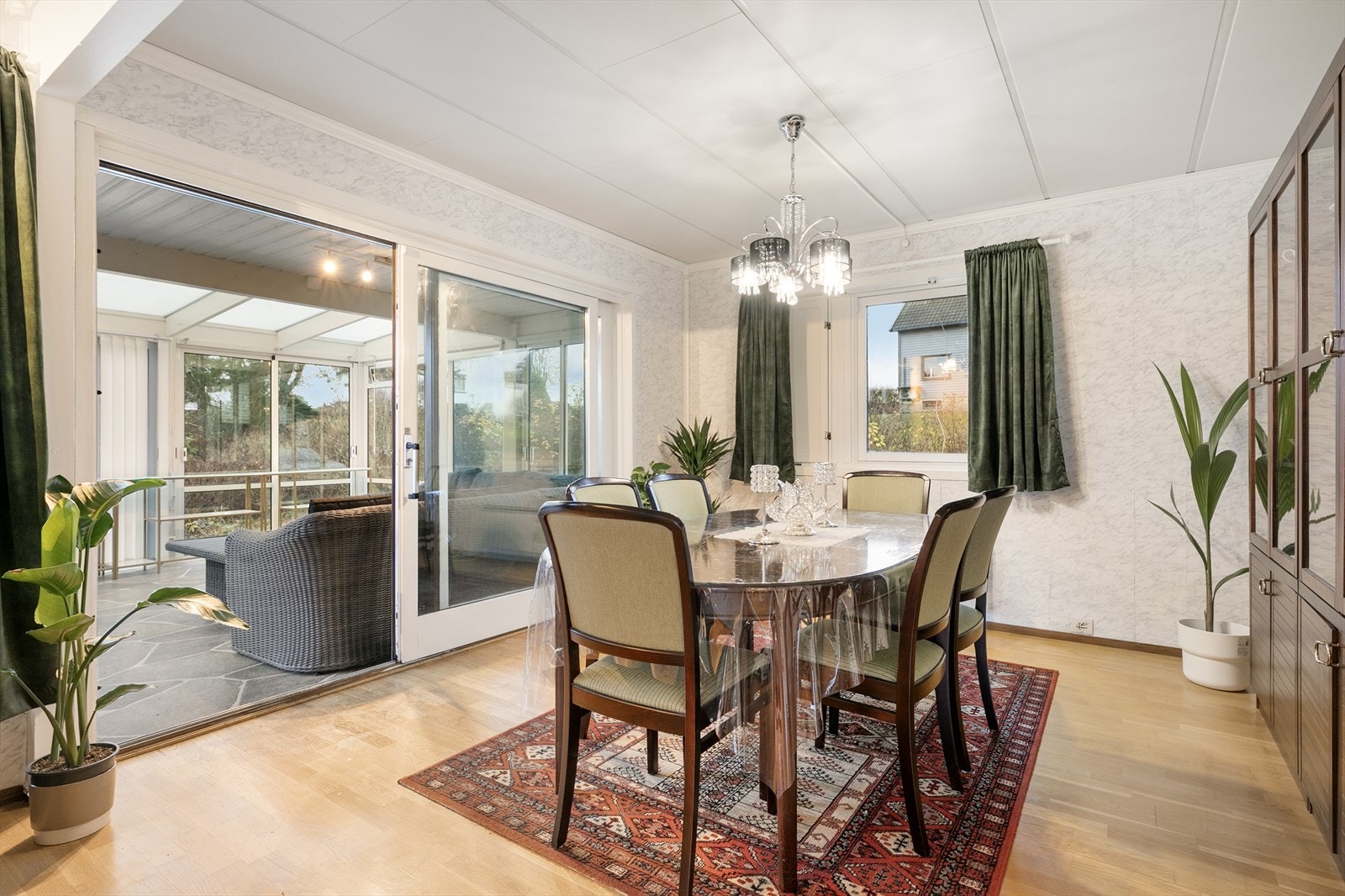 Her har du plass til større spisebord som kan huse opptil flere personer Galleribilde