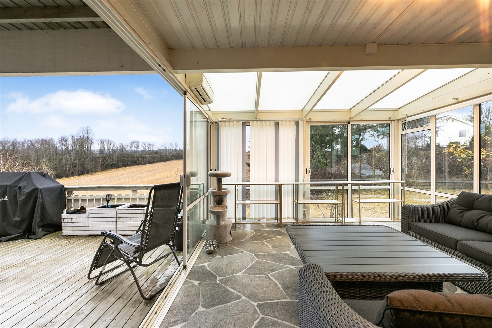 Terrasse/vinterhage er romslig og byr på ulike møbleringsmuligheter Galleribilde