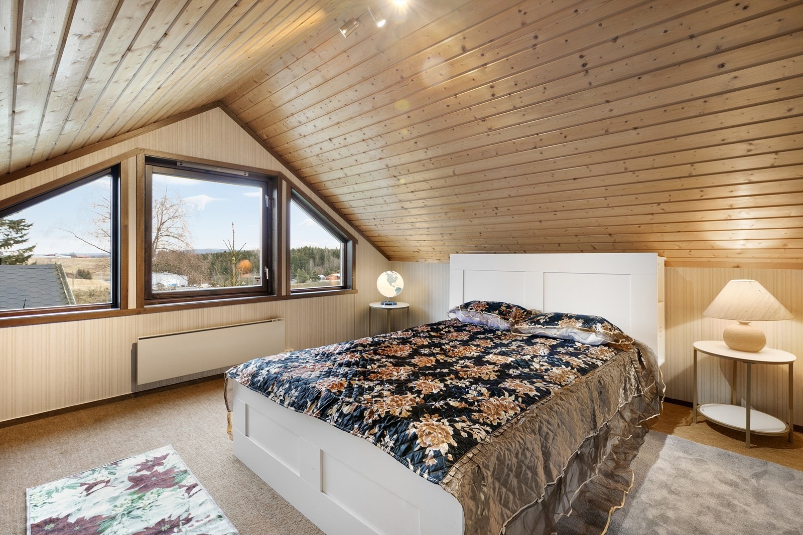 Soverom 3 med god plass til dobbeltseng, garderobe og andre møblementer Galleribilde