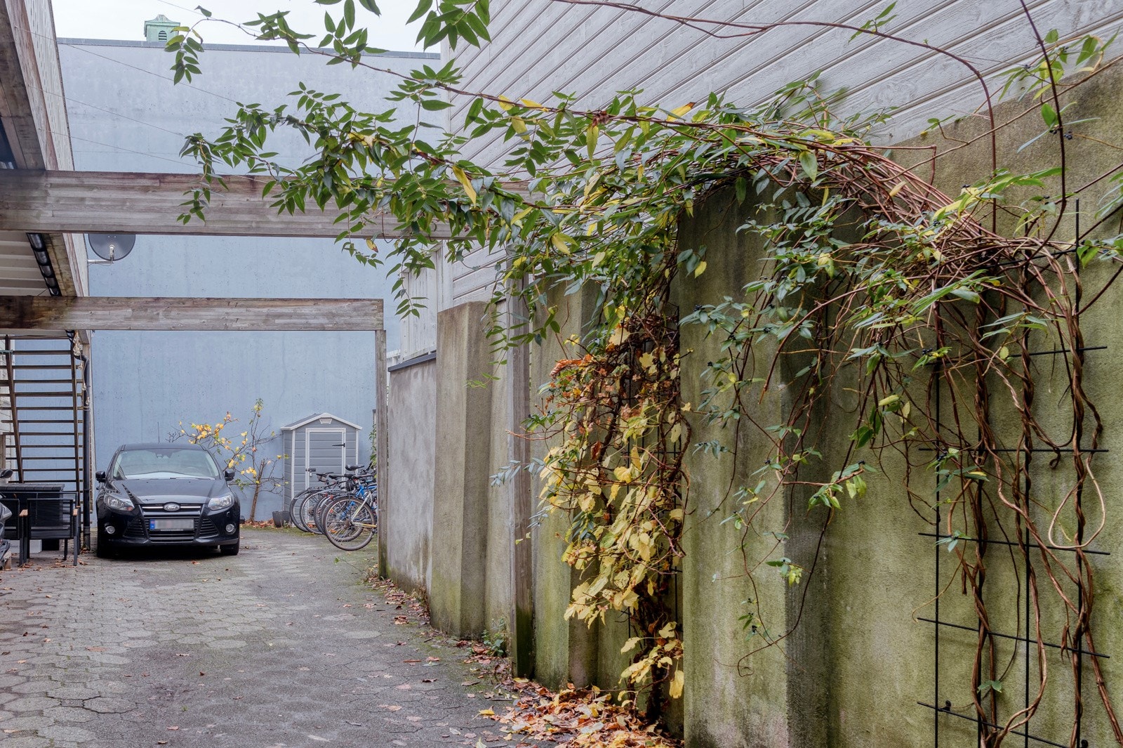 Leiligheten disponerer 1 bod på 2kvm i 2. etg, samt parkeringsmuligheter på felles tomt. Galleribilde