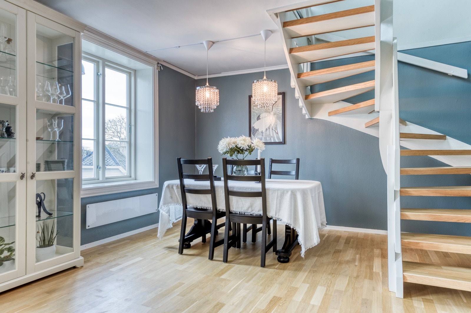 Stuen er av god størrelse som gjør det enkelt å møblere i ulike soner med sitte- og spisegruppe. Galleribilde