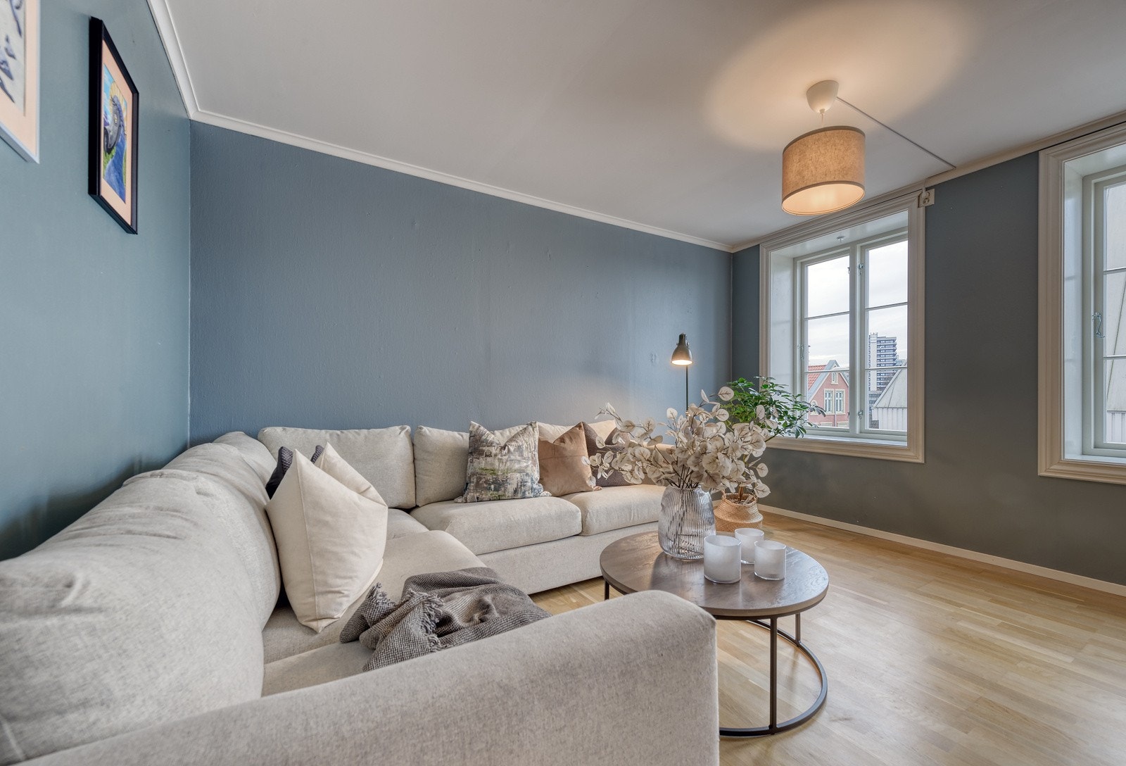 Velkommen inn! Leiligheten går over to plan og inneholder gang, bad, to soverom, to stuer og kjøkken. Galleribilde