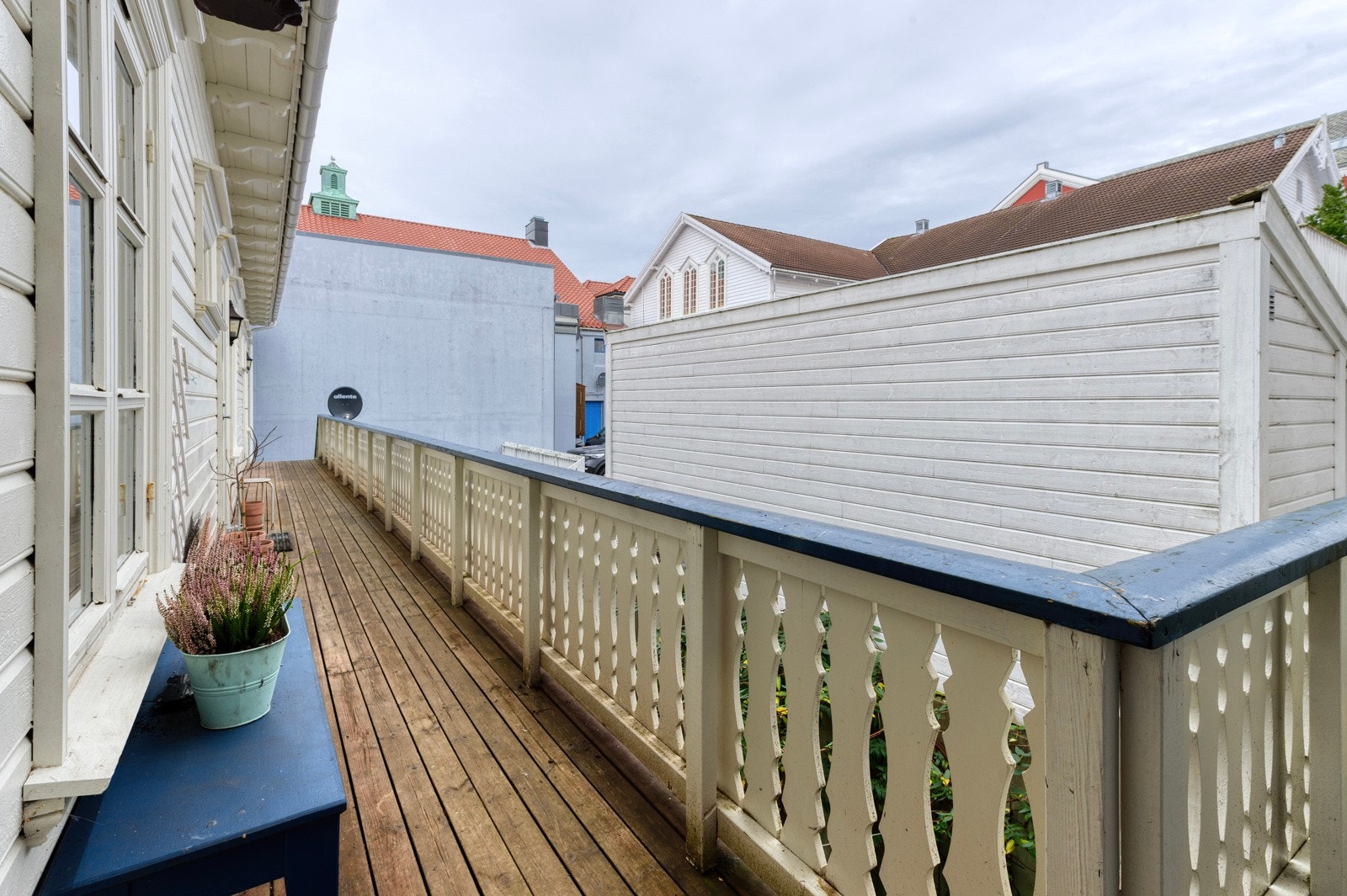 Inngangspartiet ligger skjermet og usjenert til med adkomst fra bakgården. Galleribilde