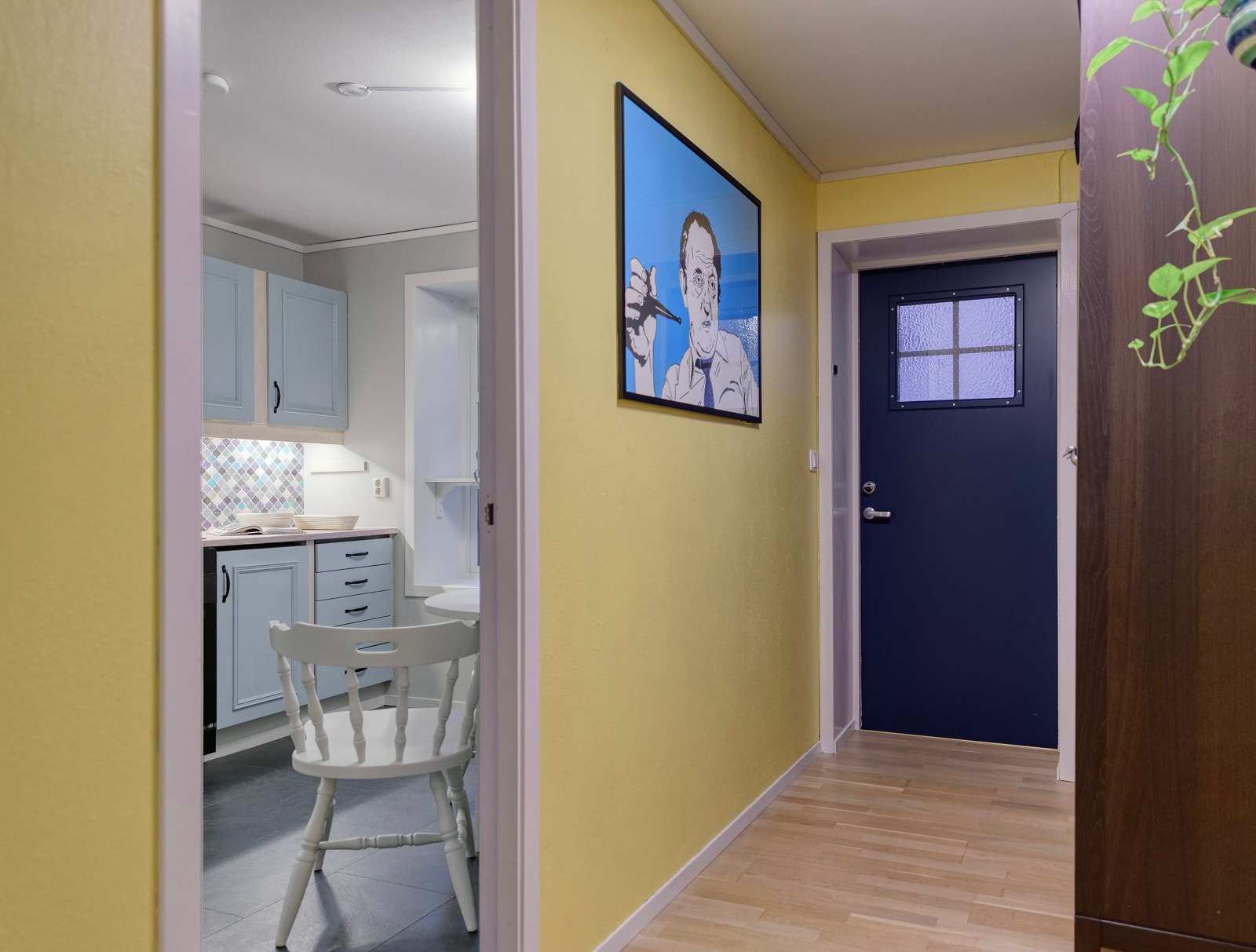 Entré/gang med plass til å henge fra seg yttertøy og sko. Galleribilde