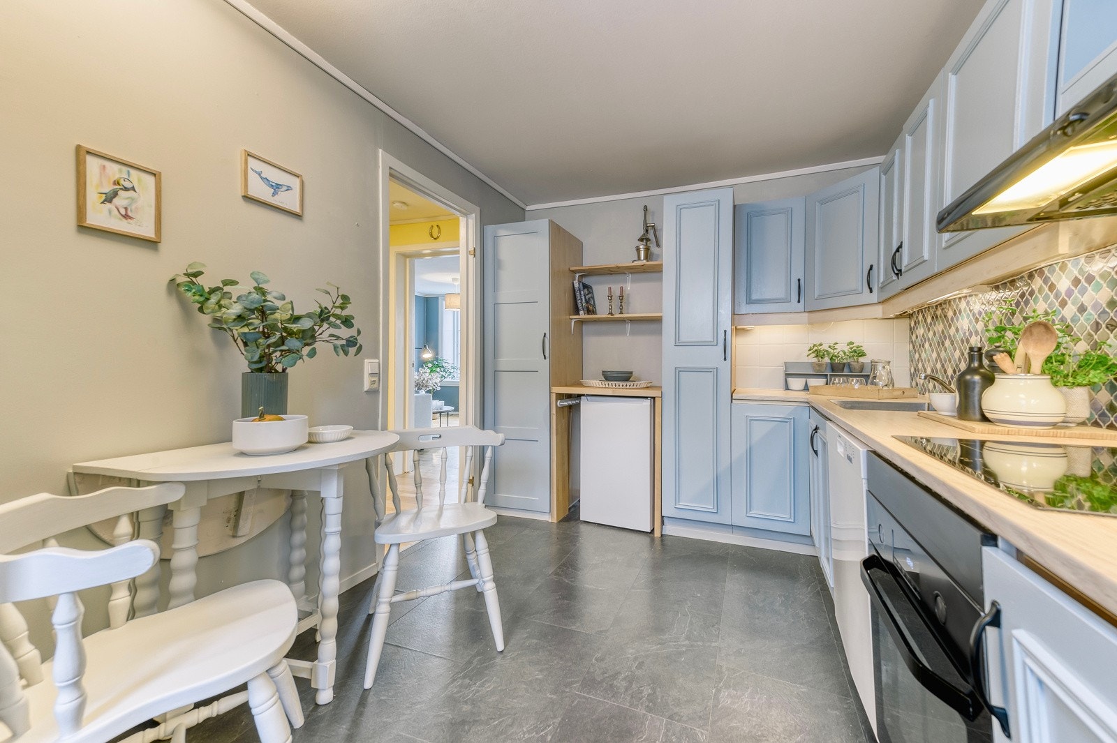 Her får man plass til et mindre spisebord for de kjappere måltidene. Galleribilde