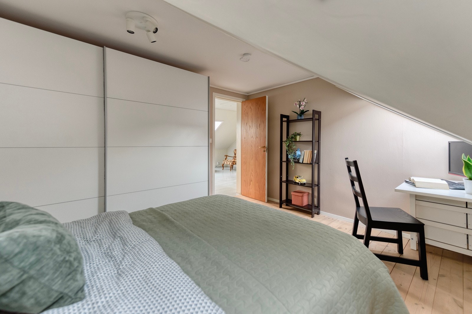 Soverommet innehar praktisk skyvedørsgarderobe som gir godt med lagring. Galleribilde