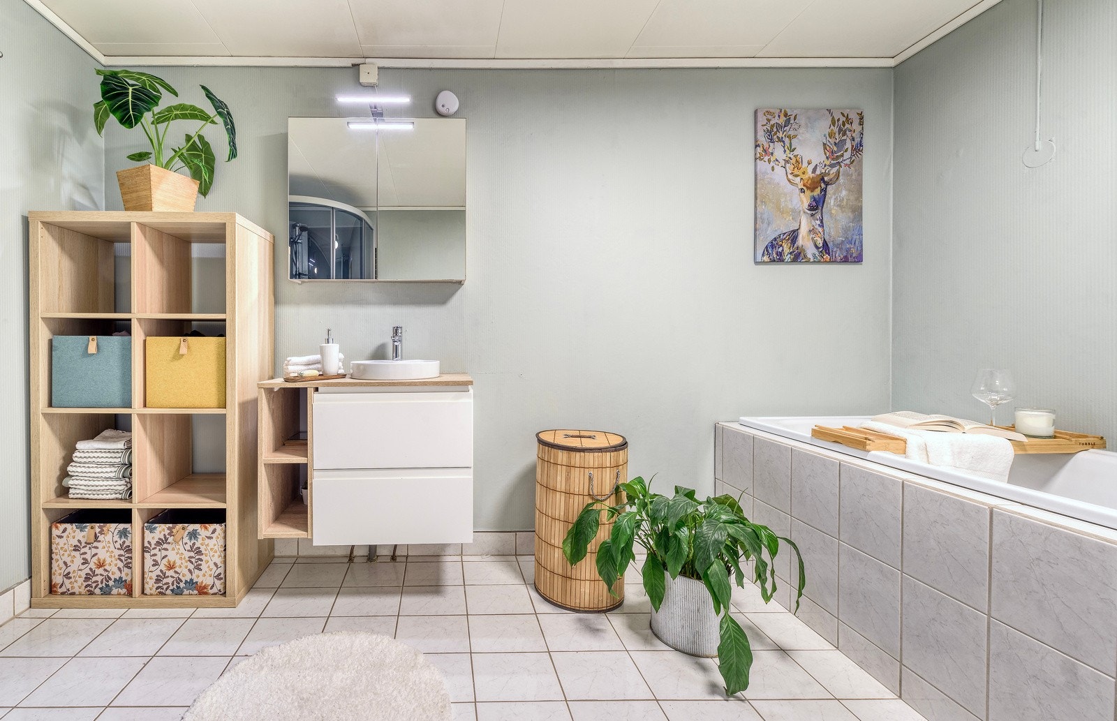 Stilrent fliselagt bad med moderne innredning og badekar. Galleribilde