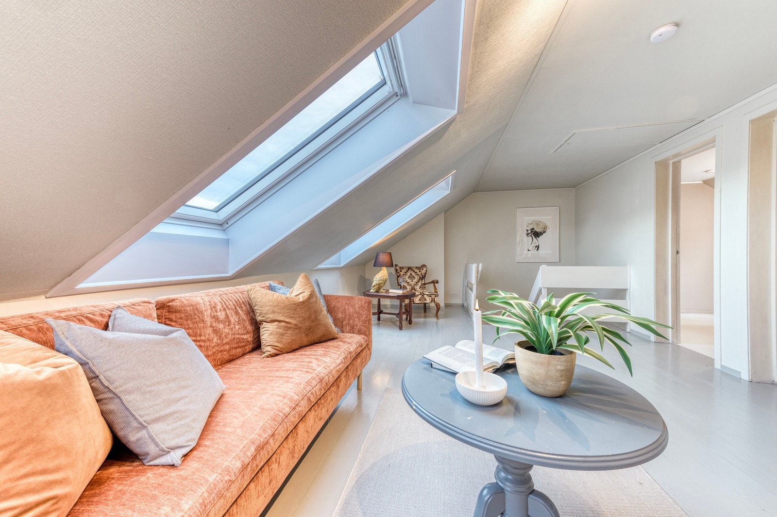 De store takvinduene sikrer rikelig med lys som gir rommet et behagelig bomiljø. Galleribilde