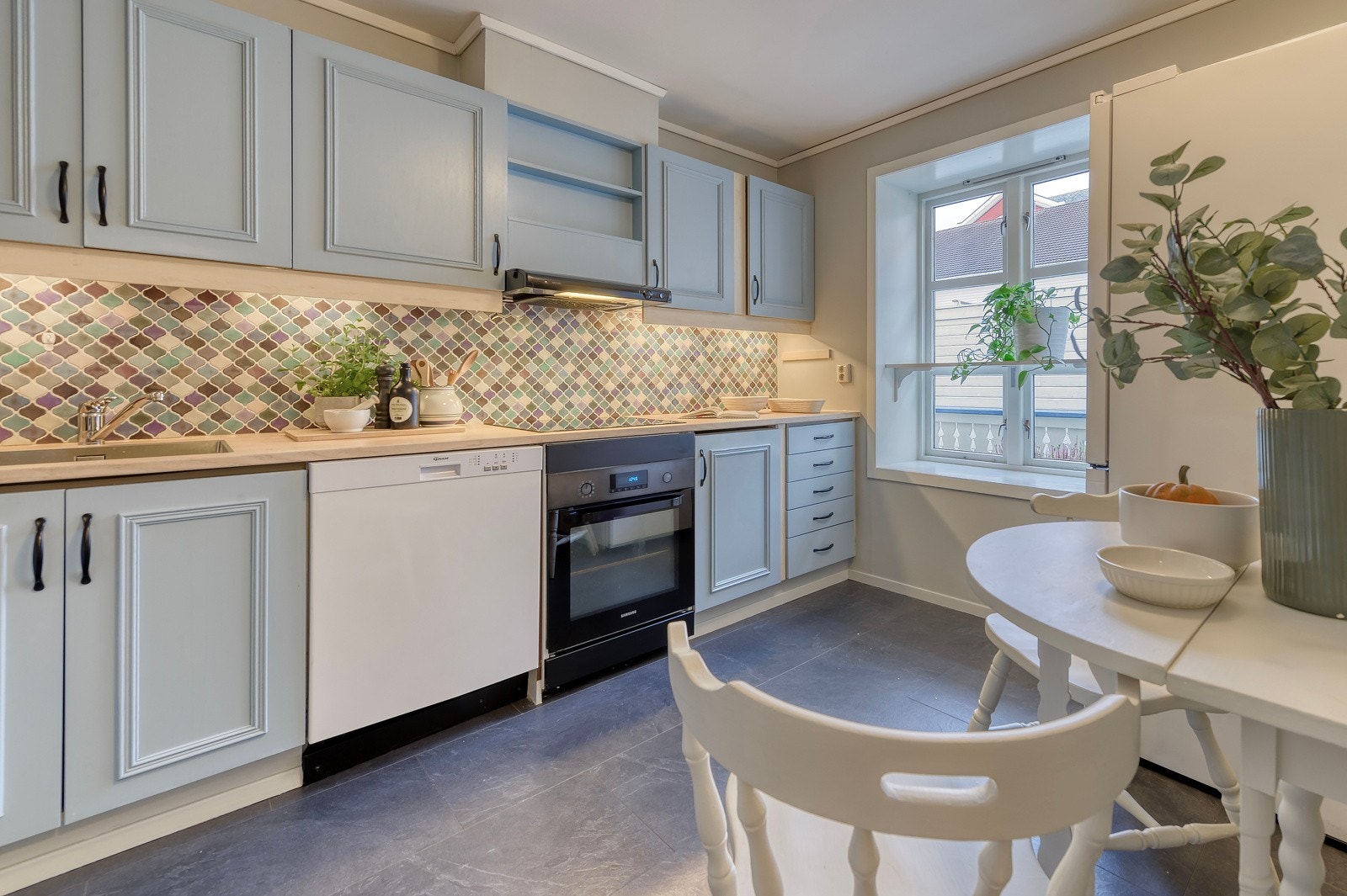 Tidløst kjøkken med profilerte fronter og laminat benkeplate. Galleribilde