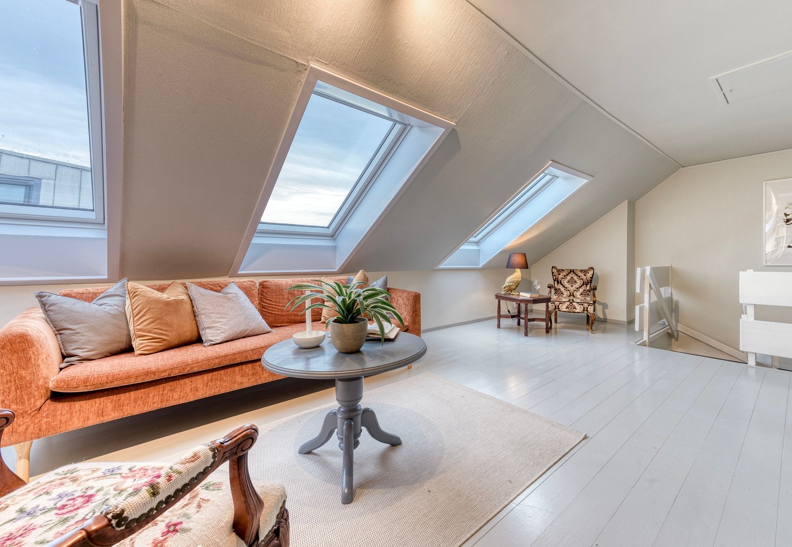 Velkommen til en innbydende og trivelig 4-roms leilighet som ligger flott til i attraktive omgivelser på Storhaug. Galleribilde