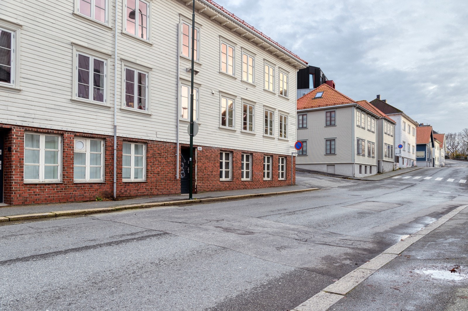 Med en så sentrumsnær beliggenhet finner man alt av service- og fasilitetstilbud det myldrende bylivet har å tilby like utenfor døren. Galleribilde