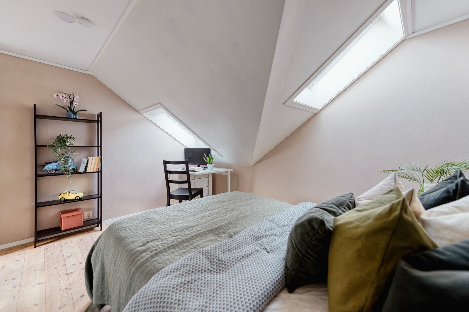 Soverommet har to takvinduer som gir rommet en lys og luftig atmosfære. Galleribilde