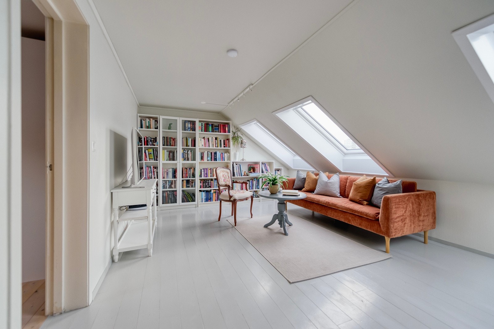 2. etasjen har en funksjonell løsning med stue av god størrelse som gir adkomst til samtlige rom. Galleribilde