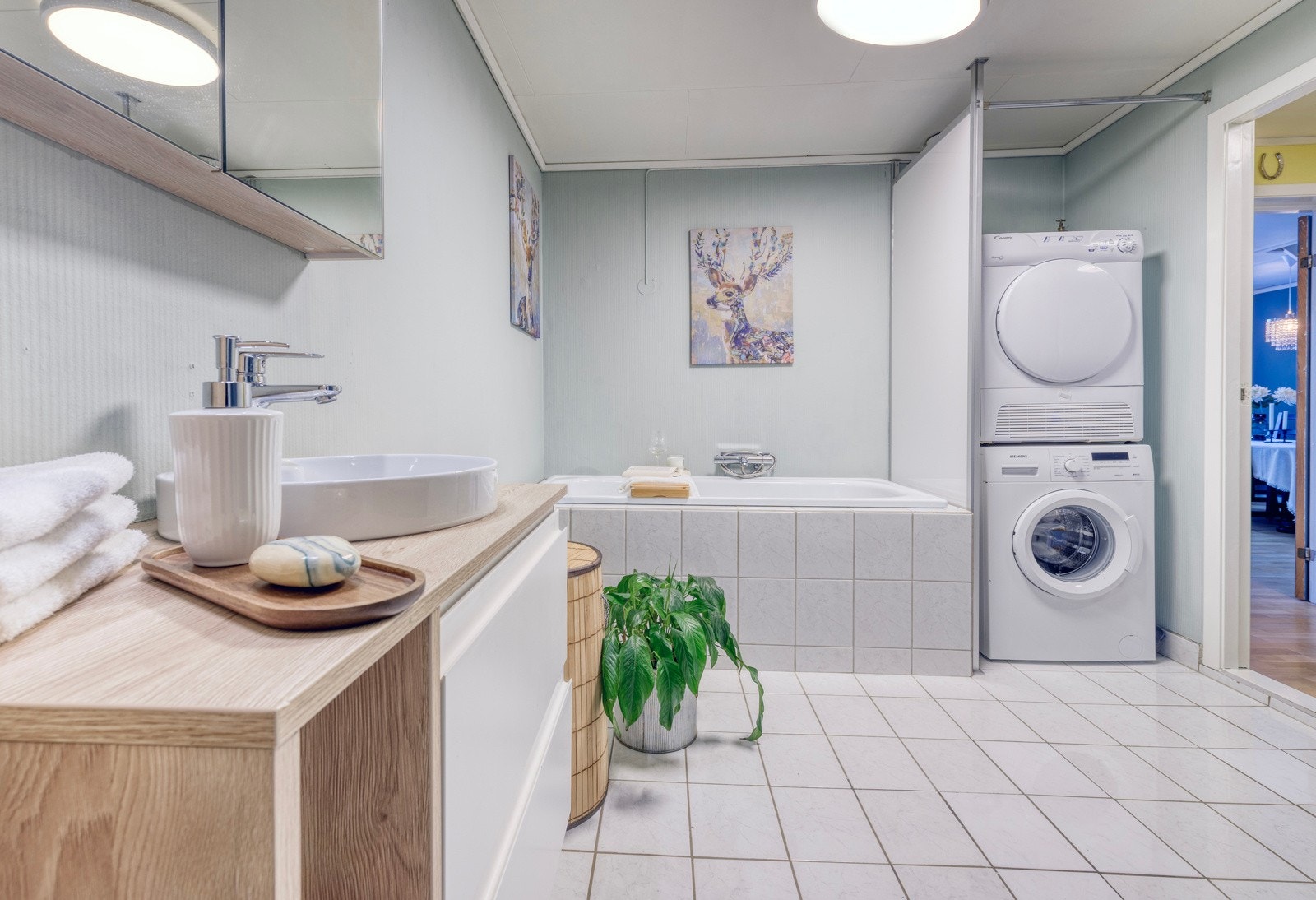 Badet er praktisk utformet med god plass til oppbevaring og vasketårn i egen nisje. Galleribilde