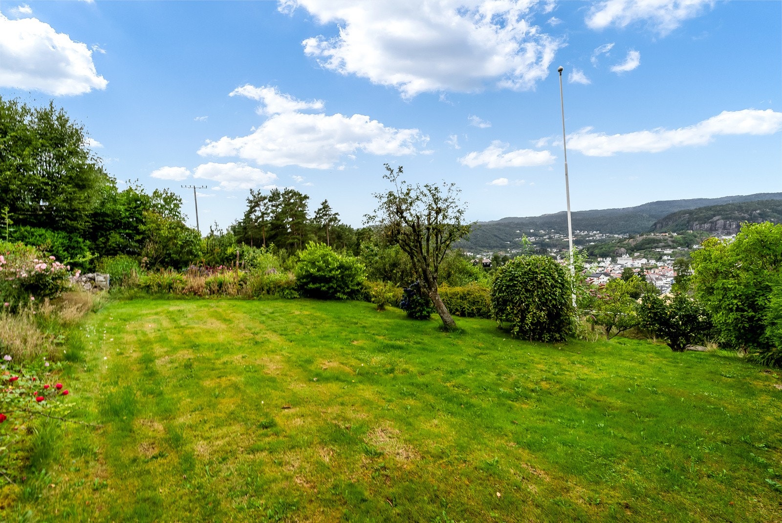 Nydelig uteområde med en velstelt hage. Galleribilde