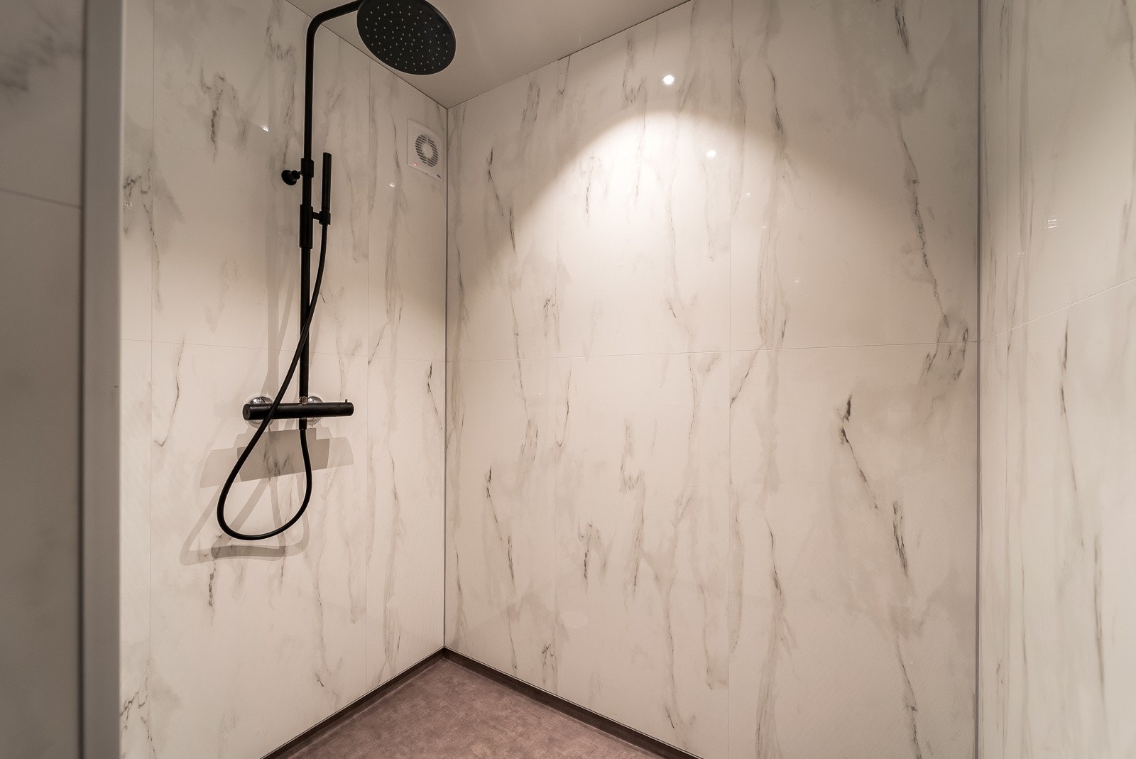 Stor og ekslusiv dusj med sorte detaljer. Galleribilde