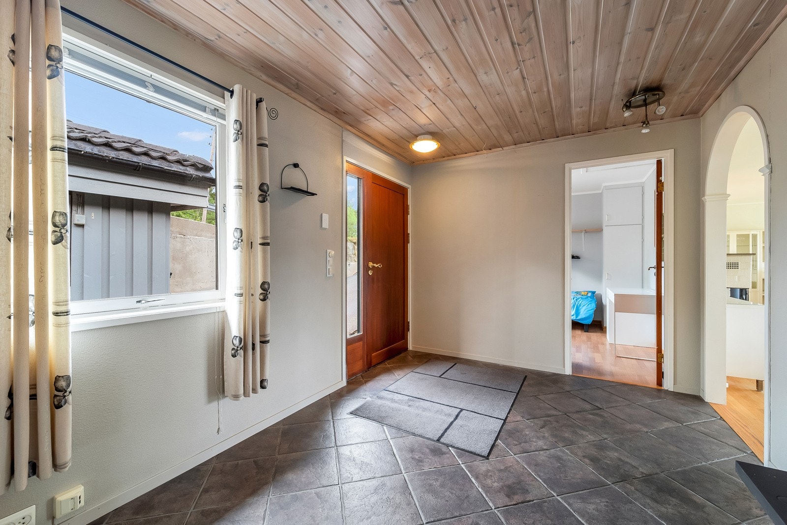 Velkommen inn! Inngangsparti like ved garasje på boligens bakside. Galleribilde