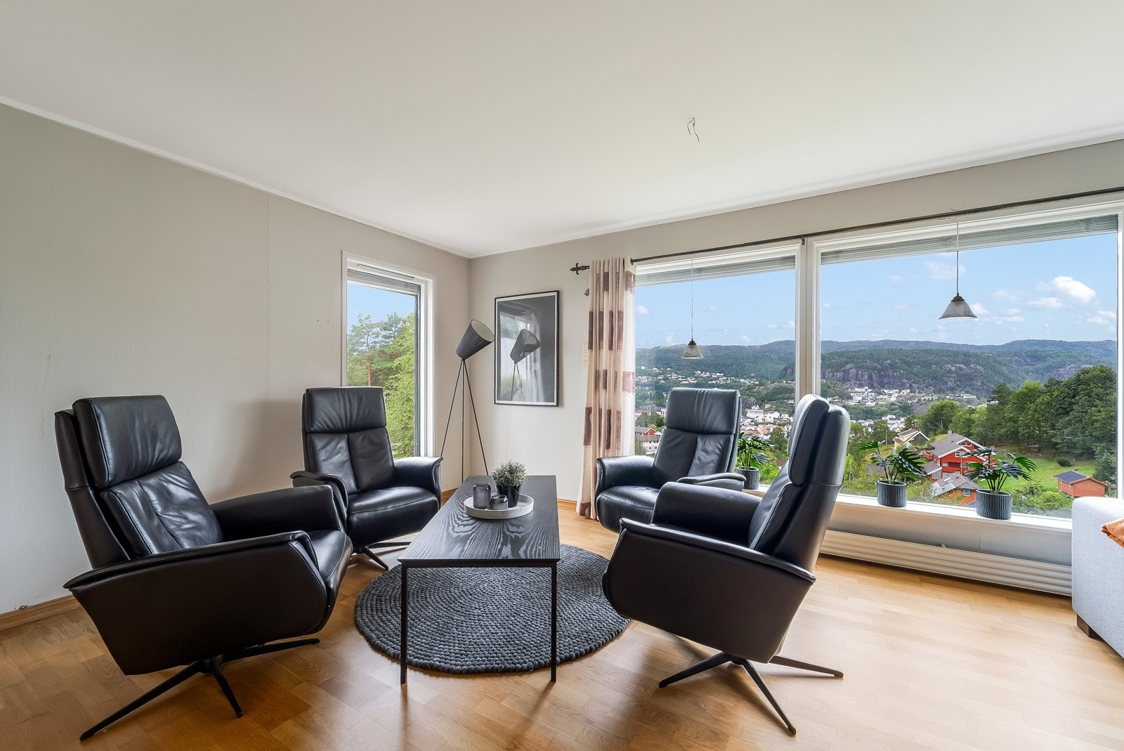 Mye møbleringsmuligheter i stuen. Galleribilde