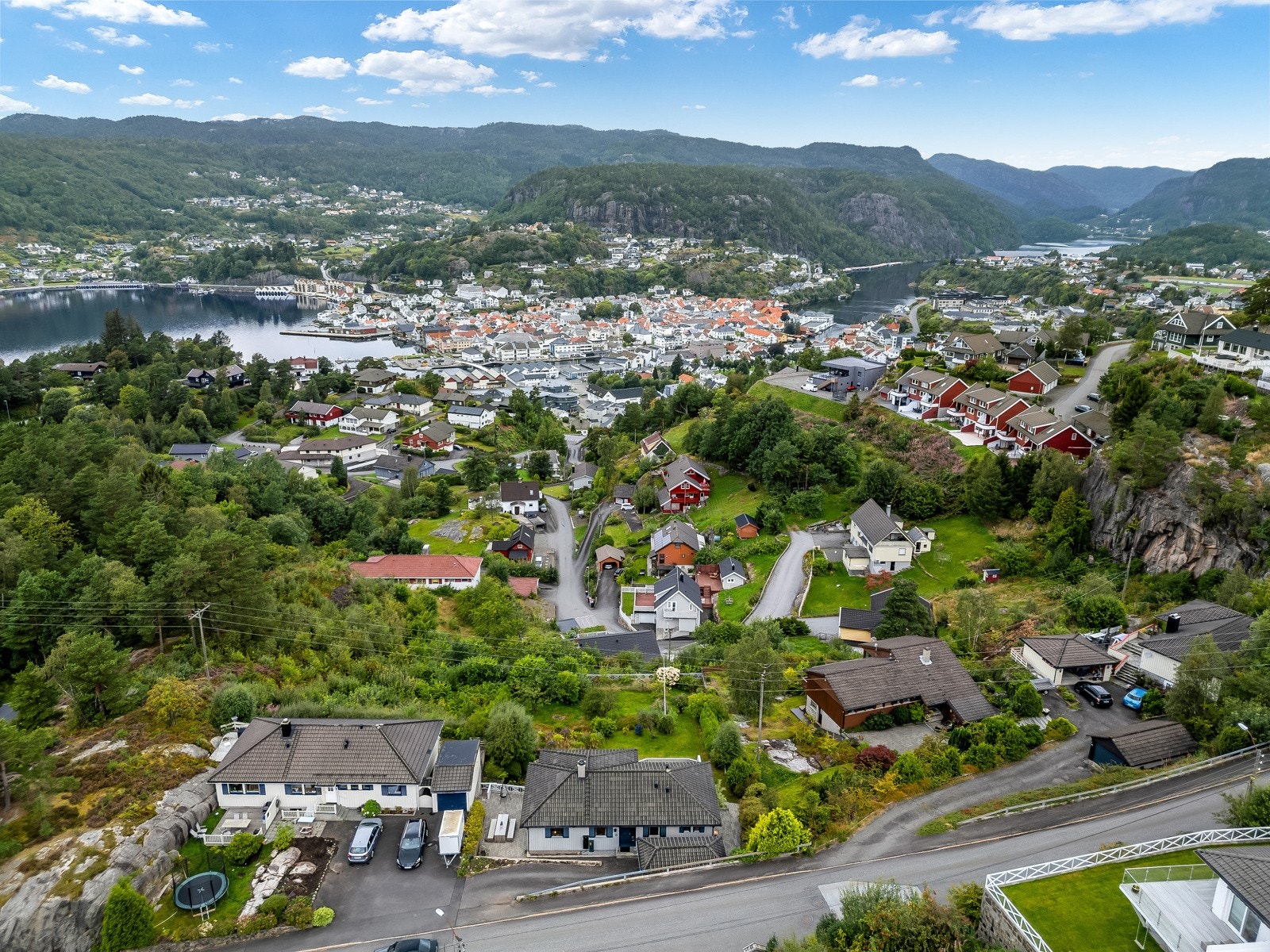 Kort gangavstand til sentrum. Snaut 2 km. kjørevei. Galleribilde