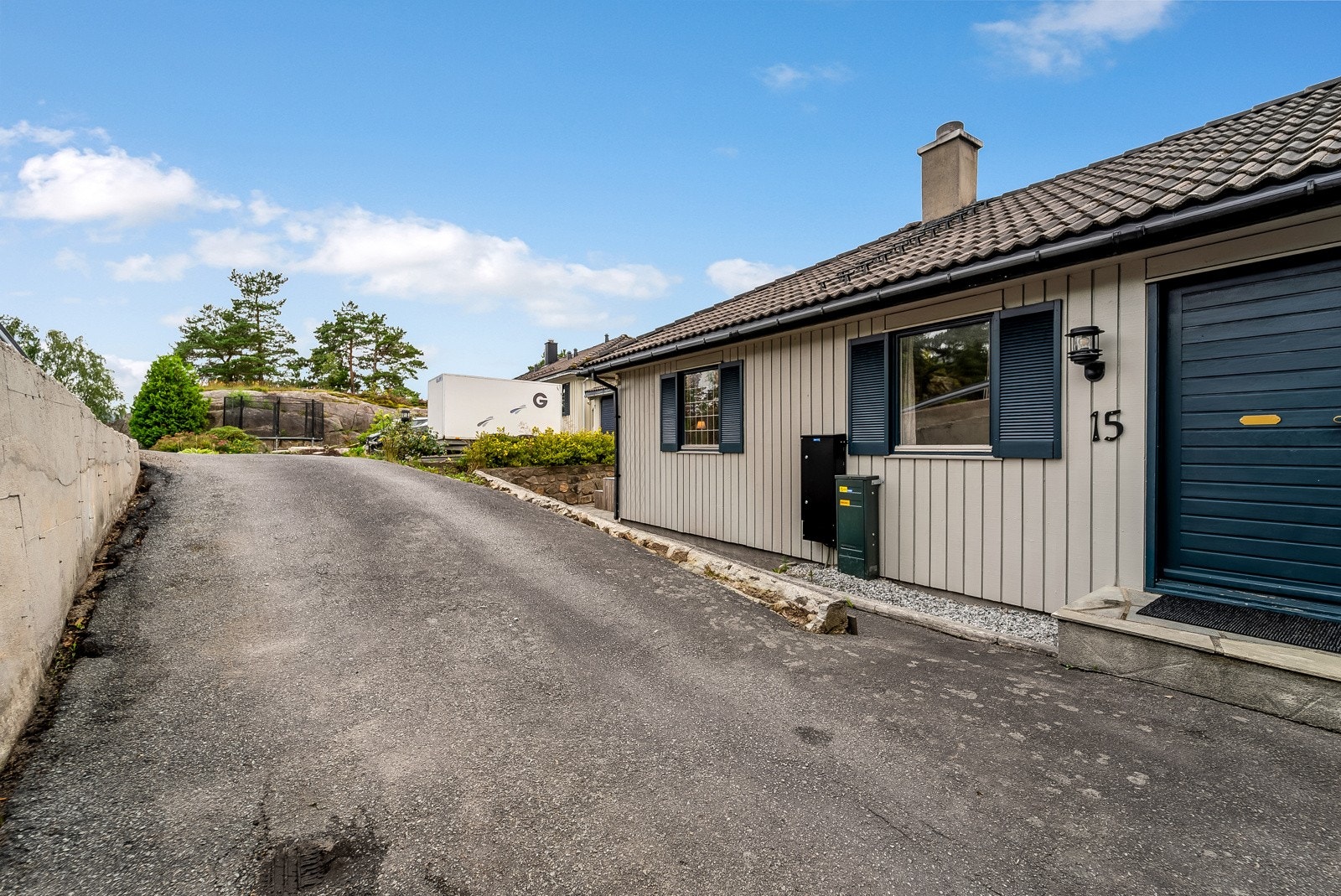 Asfaltert innkjørsel. Galleribilde