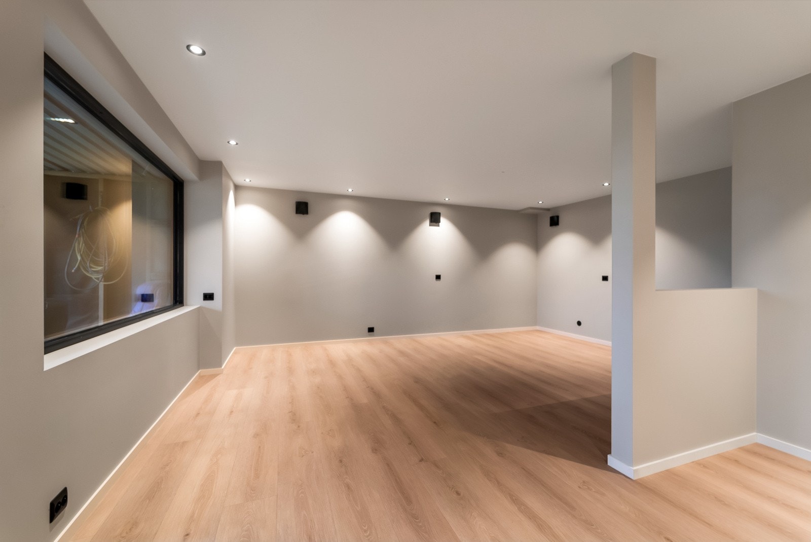 Nydelig kjellerstue med spotter i taket og moderne flater. Galleribilde