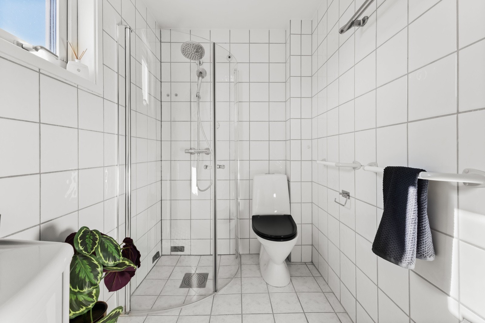 Generøs størrelse på det velholdte badet. Galleribilde