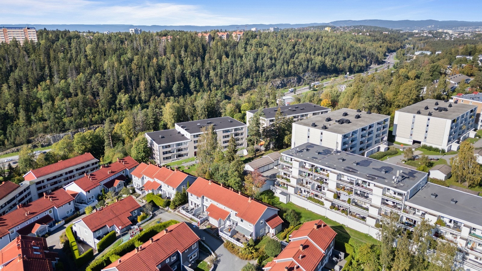 Boligen har en attraktiv beliggenhet i en blindvei på Skullerud i et boområde som består av småhus- og lavblokkbebyggelse. Galleribilde