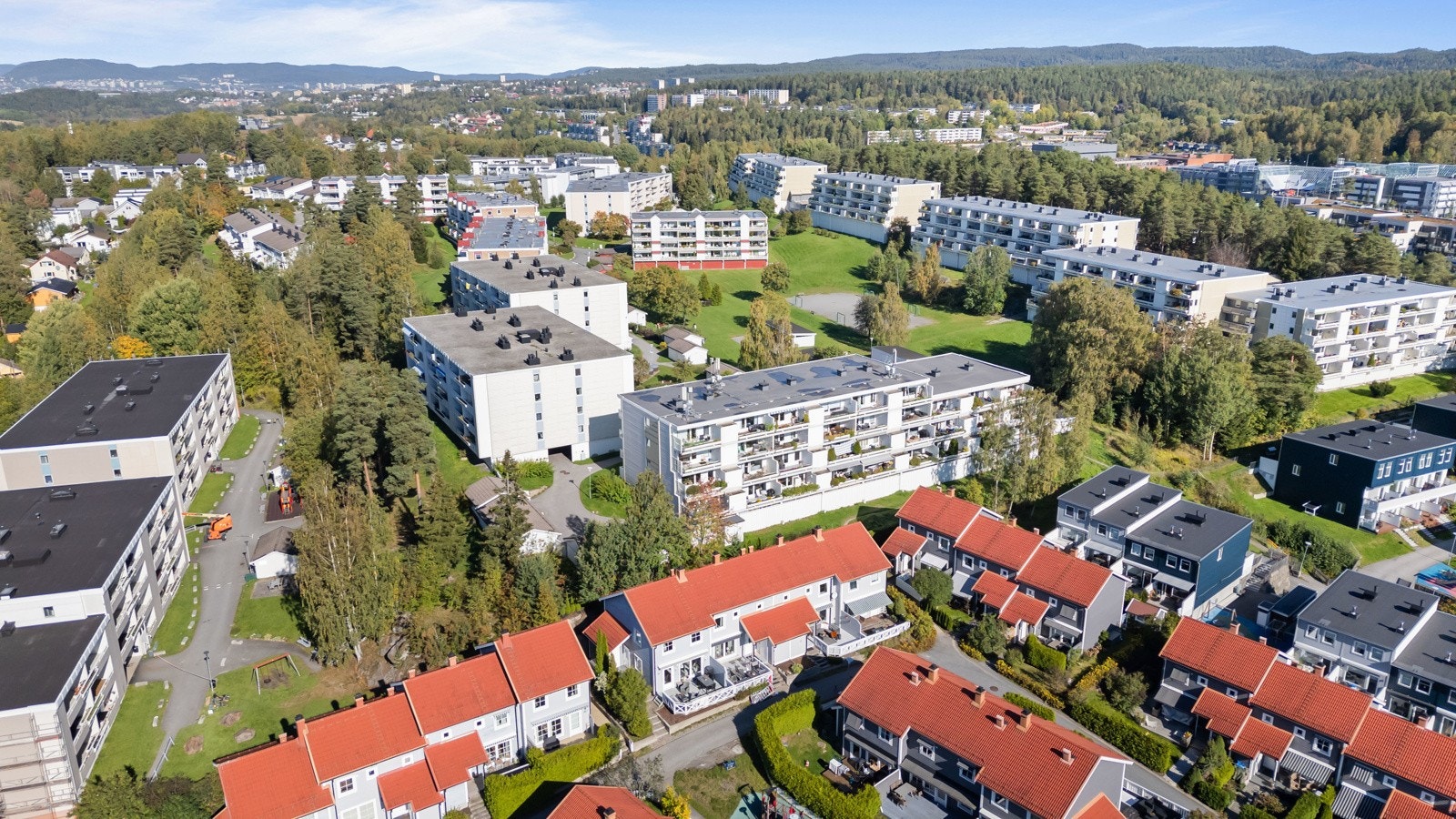 Trafikkskjermet og barnevennlig bomiljø med opparbeidede fellesområder og asfalterte gang-/stikkveier samt lekeplasser. Galleribilde