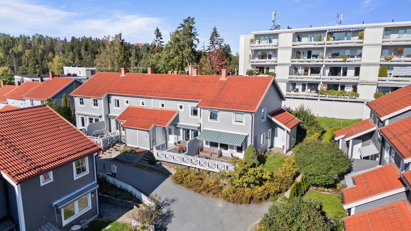 Trafikkskjermet og barnevennlig bomiljø med opparbeidede fellesområder og asfalterte gang-/stikkveier samt lekeplasser. Galleribilde