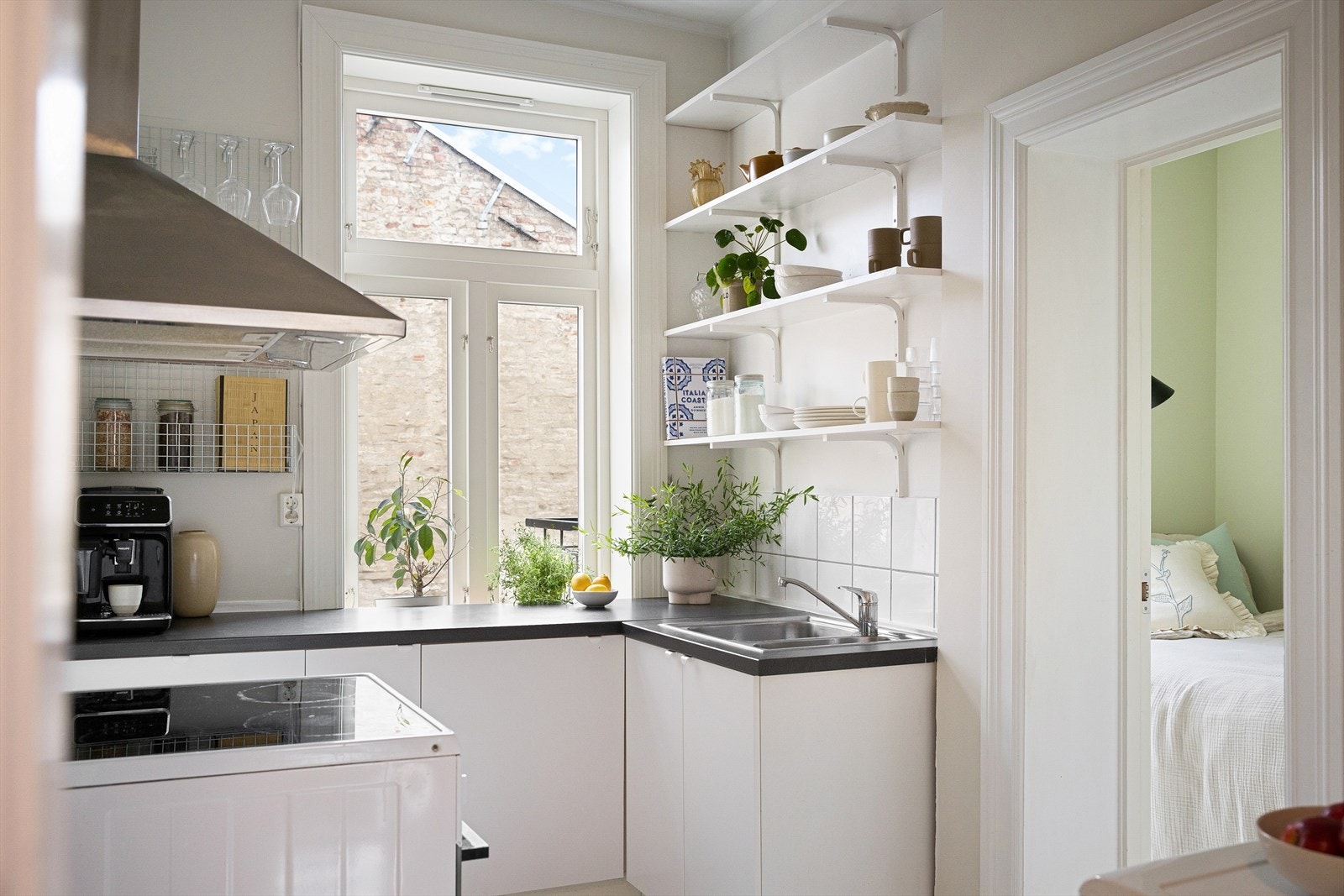 Lys innredning med glatte fronter og benkeplate i laminat. Galleribilde