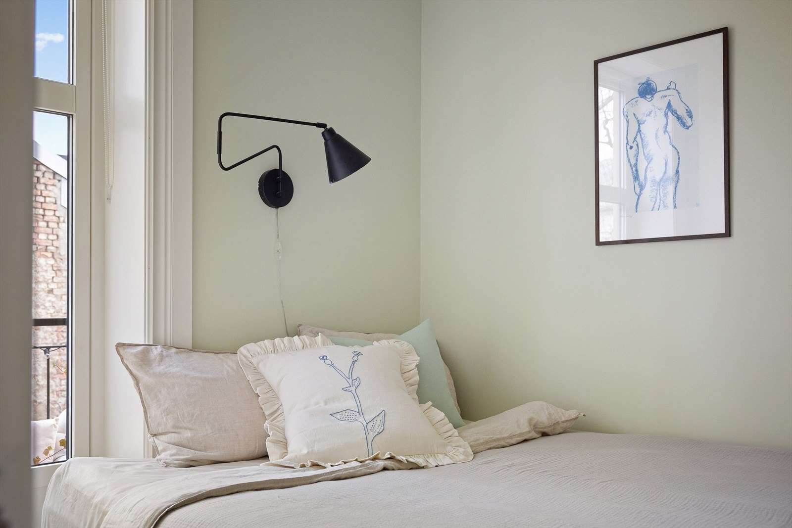 Innbydende og lunt soverom med utgang til balkong. Galleribilde