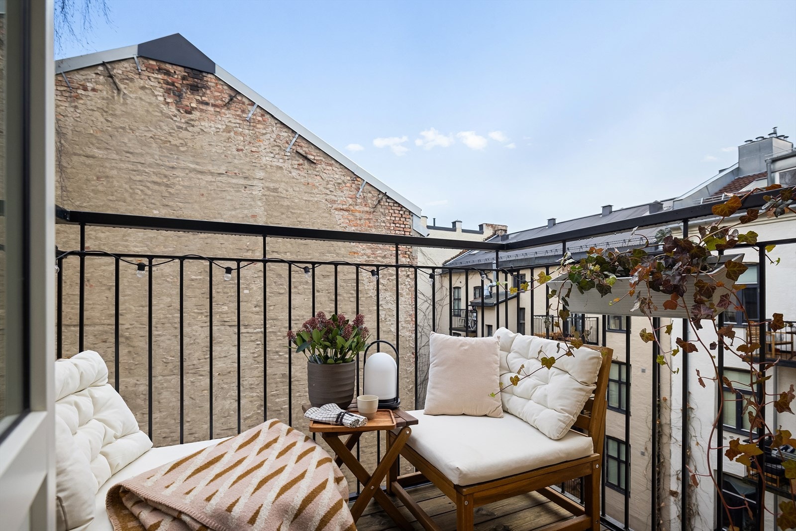 En nydelig, lys og sjarmerende 2-roms selveier med attraktiv beliggenhet på Grünerløkka. Galleribilde