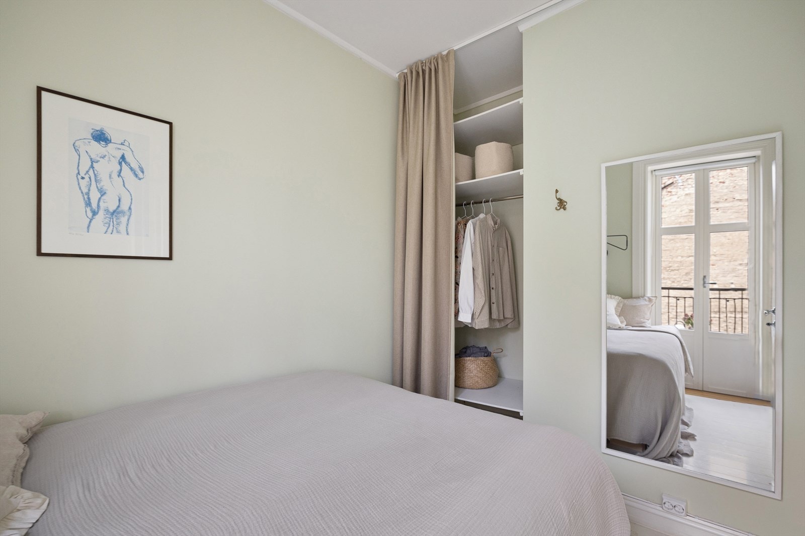 På soverommet er det plass til seng, nattbord og garderobe. Galleribilde