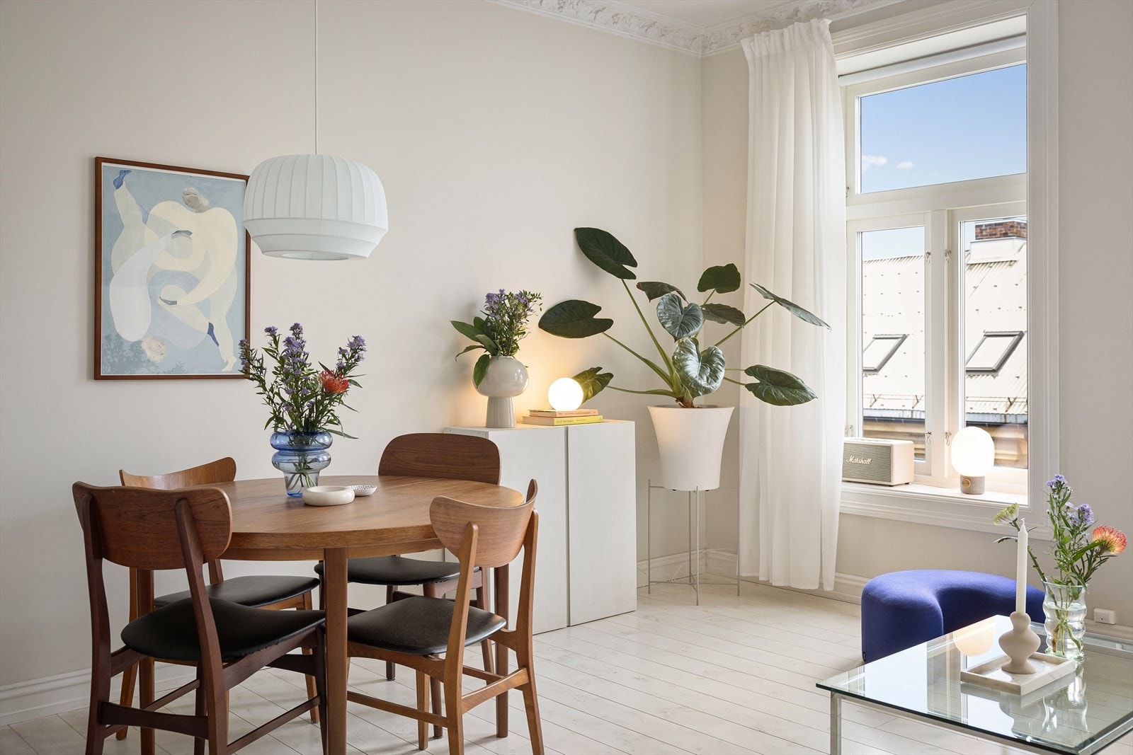 Hyggelig og lys stue med flotte detaljer. Galleribilde