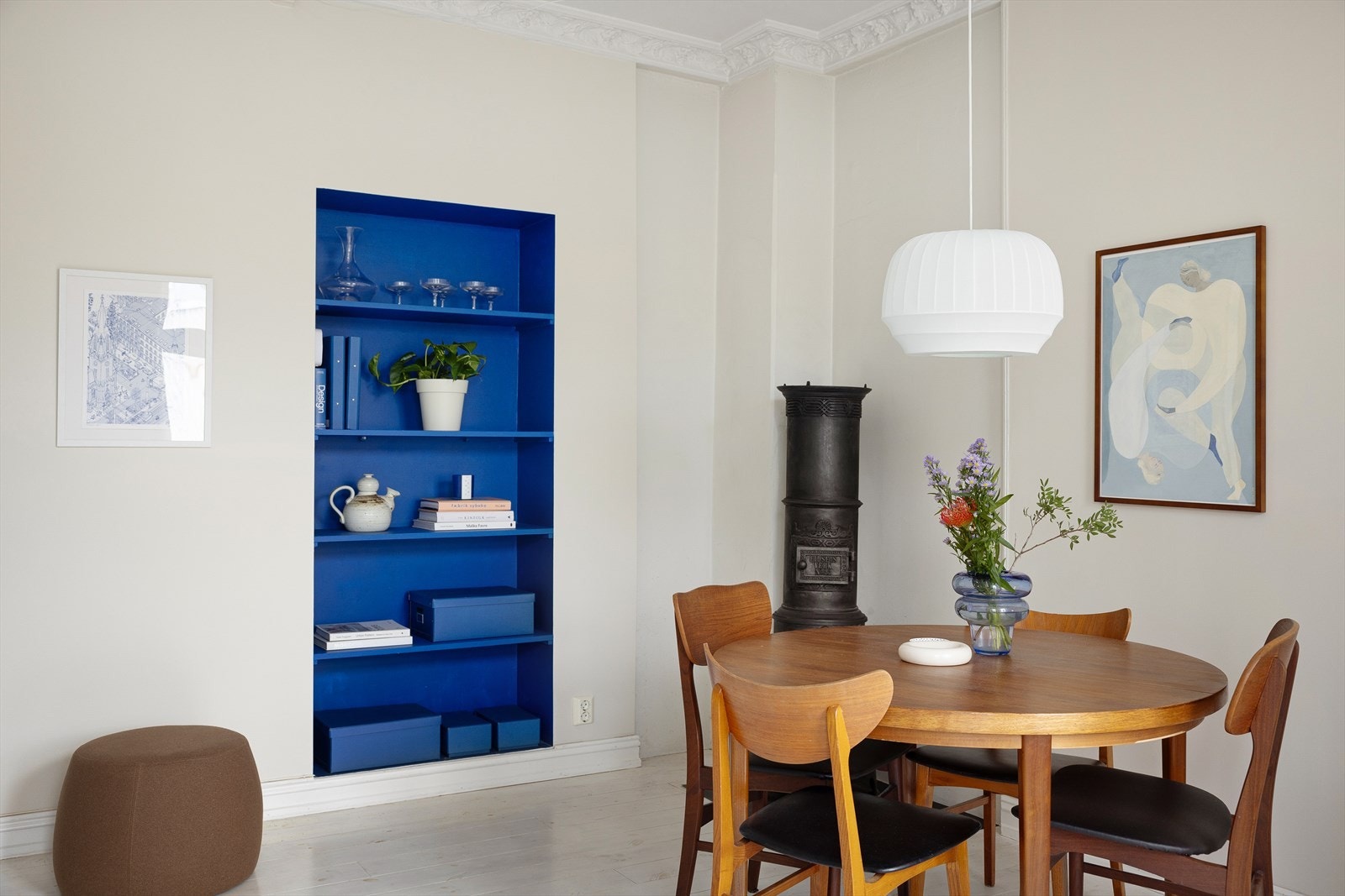 Innbygd bokhylle malt i en stilig fargetone blir en blikkfang i rommet. Galleribilde