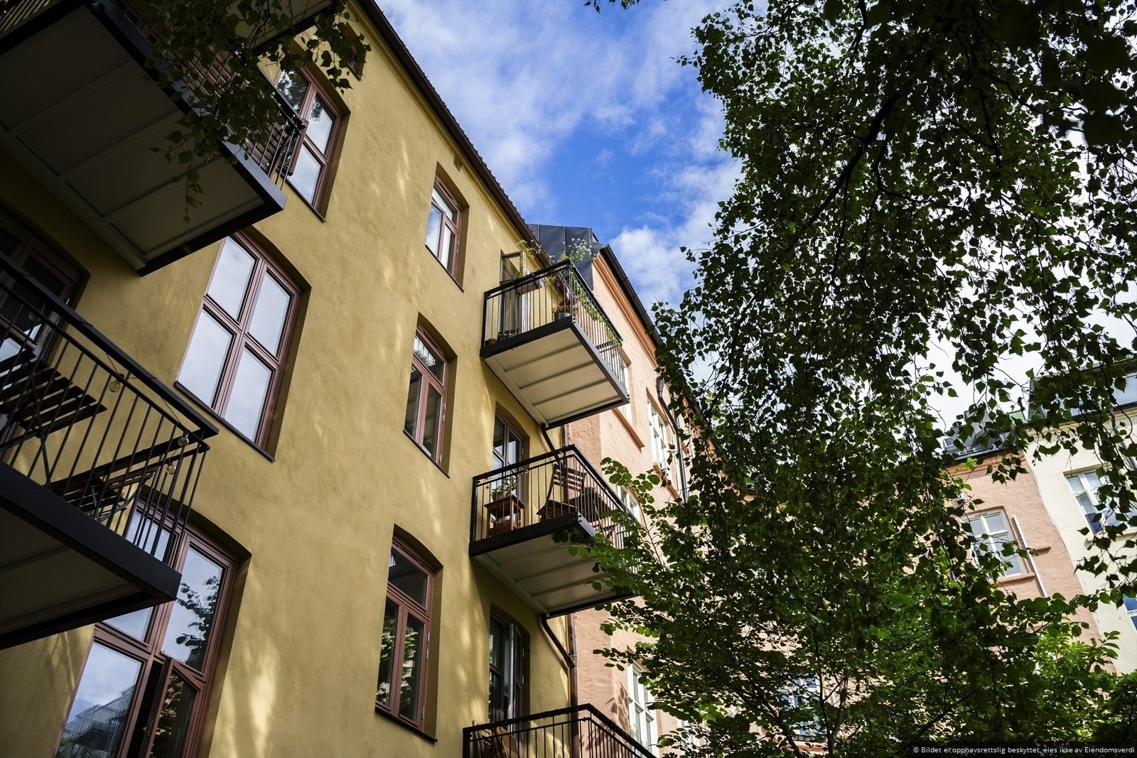 Balkongen vender mot bakgården. Galleribilde