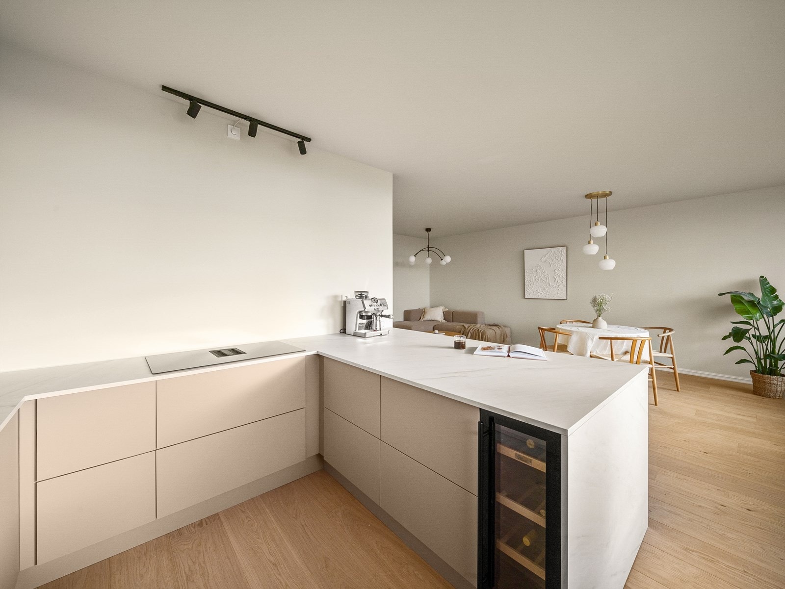 Det er også god skap- og benkeplass for matlaging og oppbevaring. Galleribilde