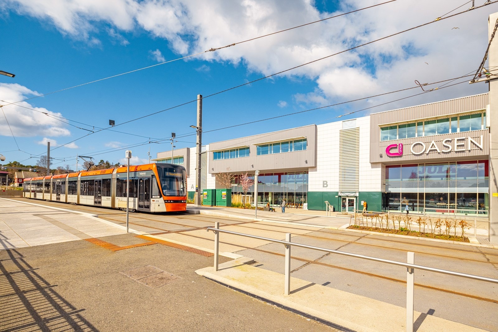 Oasen senter ligger kun 5 minutter unna til fots via en trygg og bilfri vei. Senteret tilbyr et omfattende utvalg av butikker og servicetilbud. Her finner du også bybane og bussterminal med hyppige avganger til flere bydeler. Galleribilde