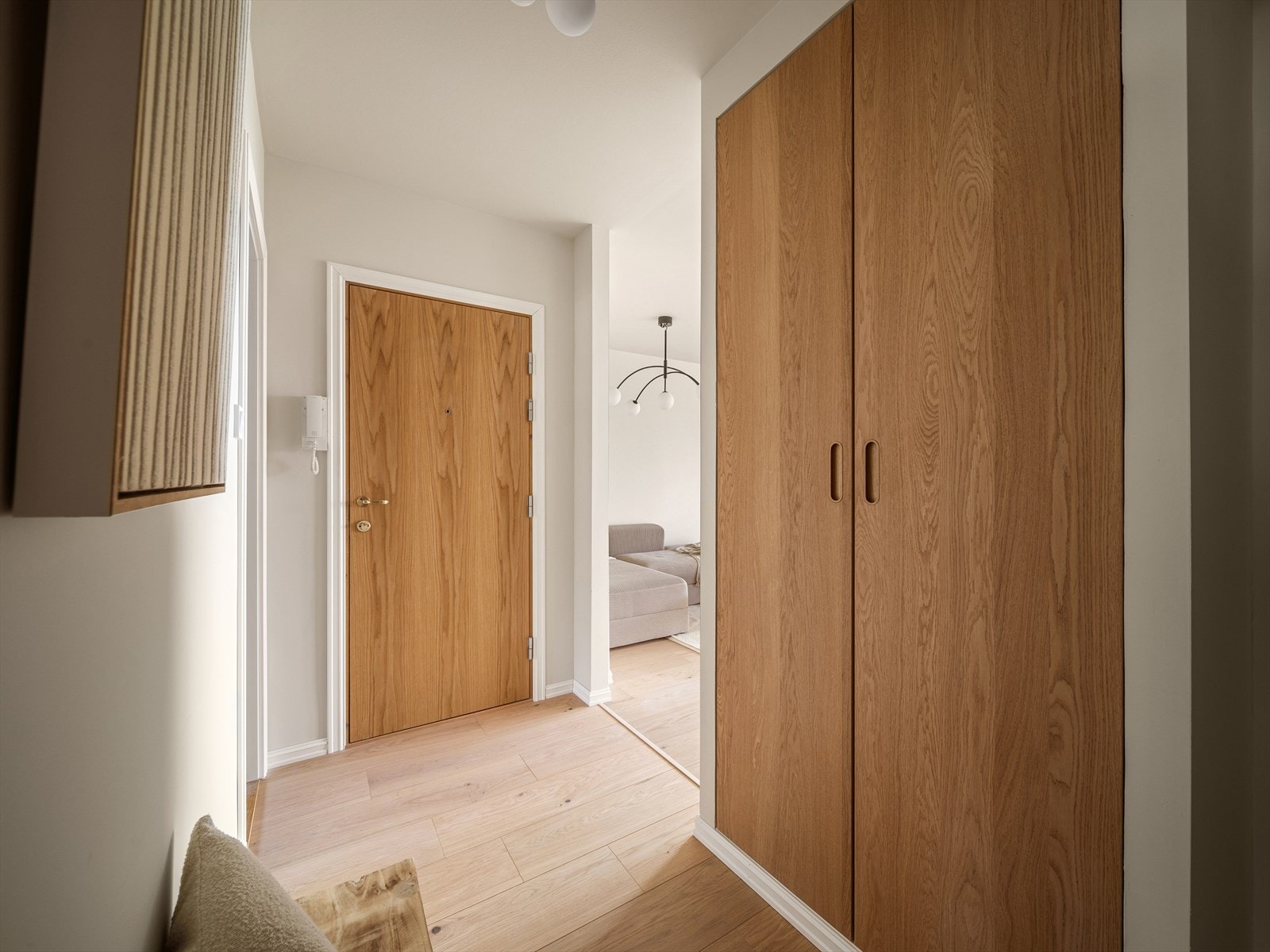 Velkommen inn! Vi møtes av en lys og innbydende entre. Her får vi et umiddelbart inntrykk av boligens moderne standard. Galleribilde