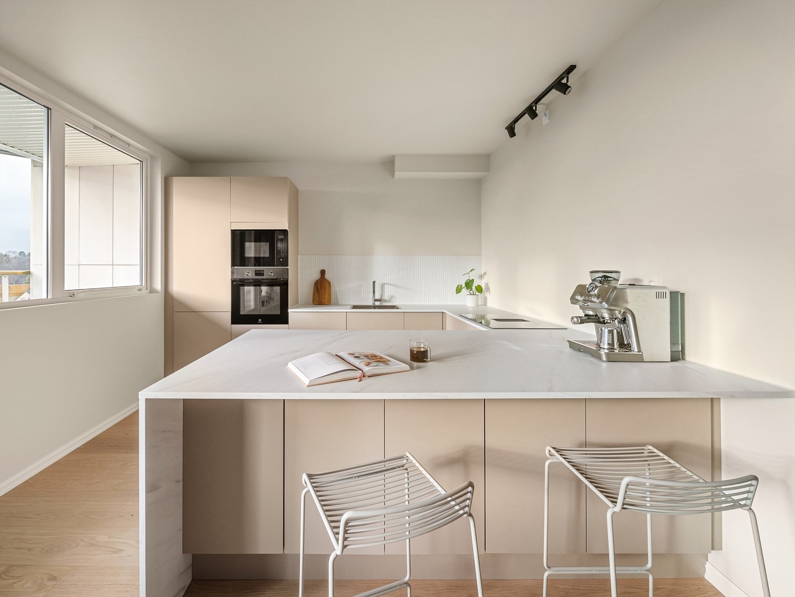 Delikat ubrukt kjøkkeninnredning fra HTH. Alt elektrisk og VVS er lagt opp nytt i 2024. Galleribilde