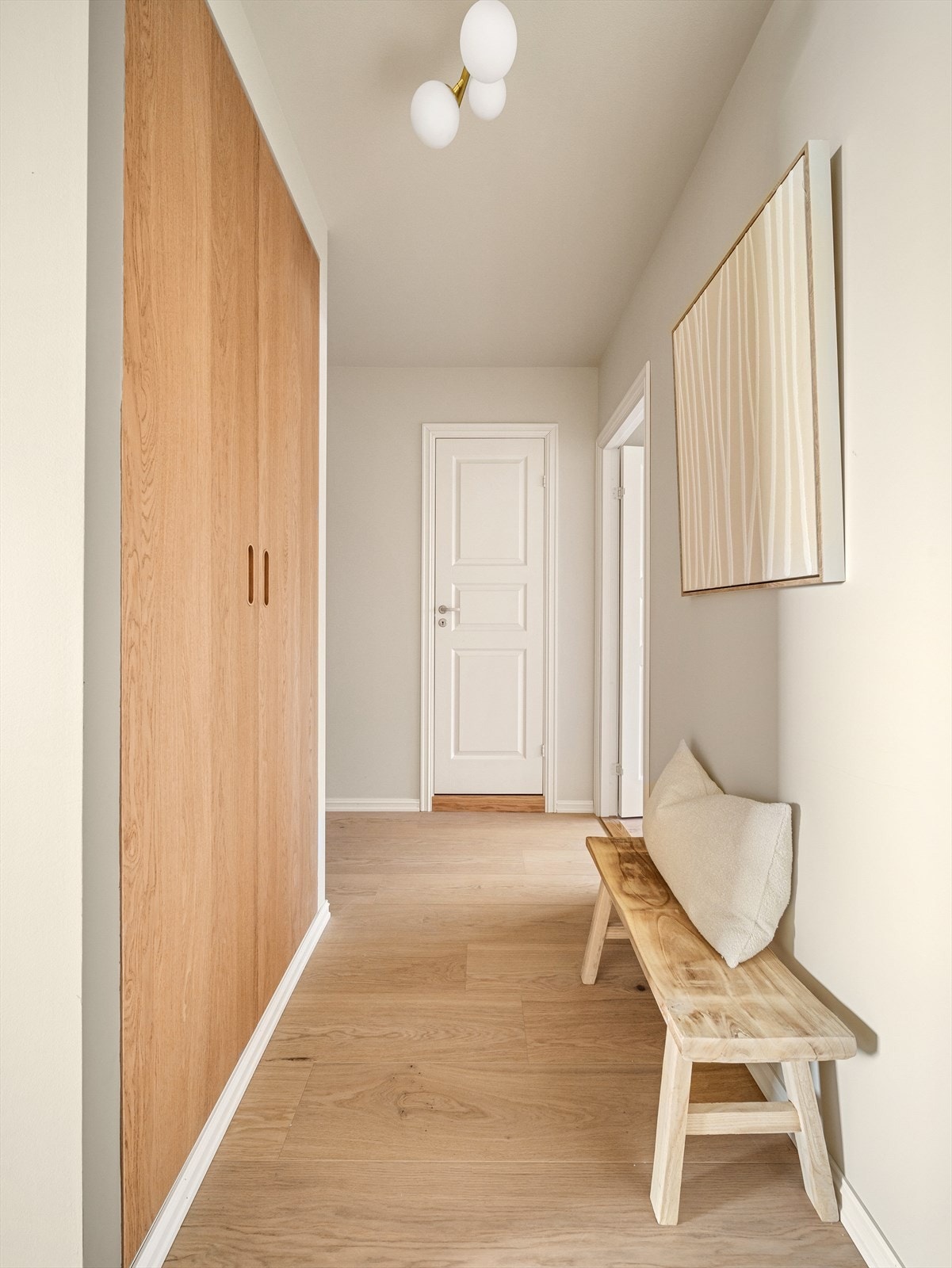 Det er plass til garderobeskap, skohylle eller knagger til å henge opp yttertøy. Galleribilde