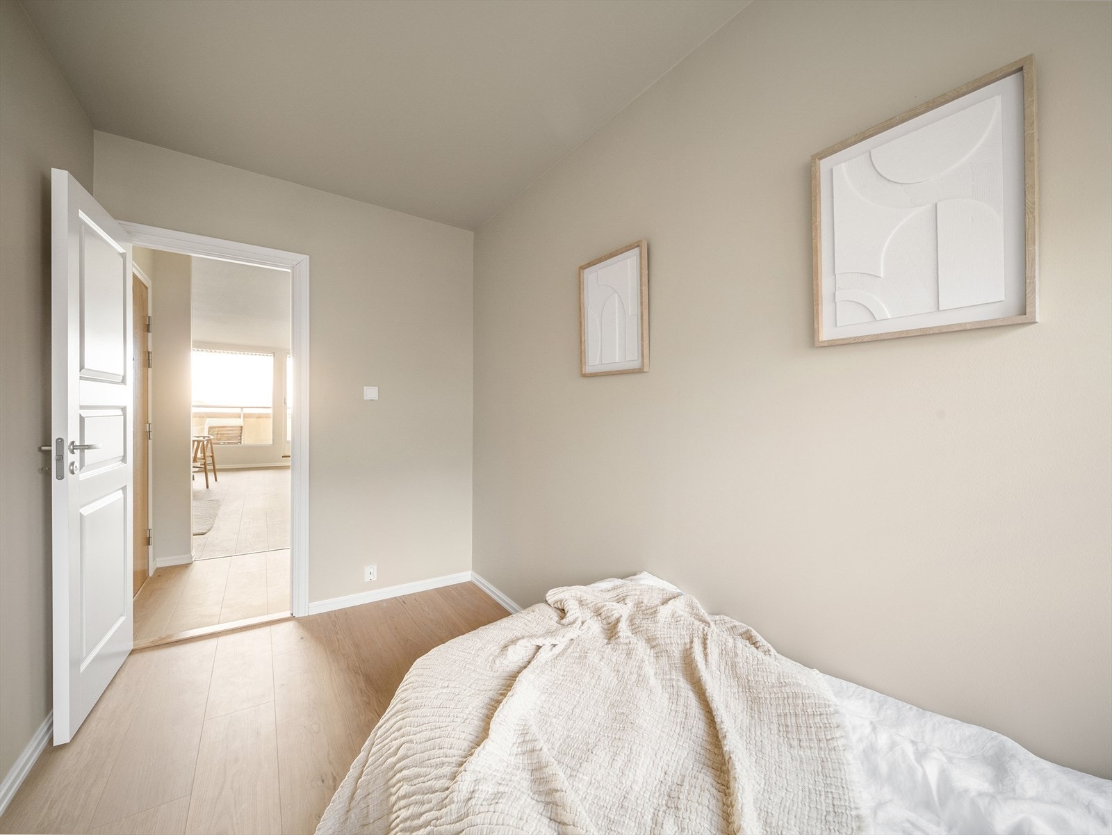 Leiligheten har to romslige soverom med plass til dobbeltseng eller annet ønskelig møblement. Galleribilde