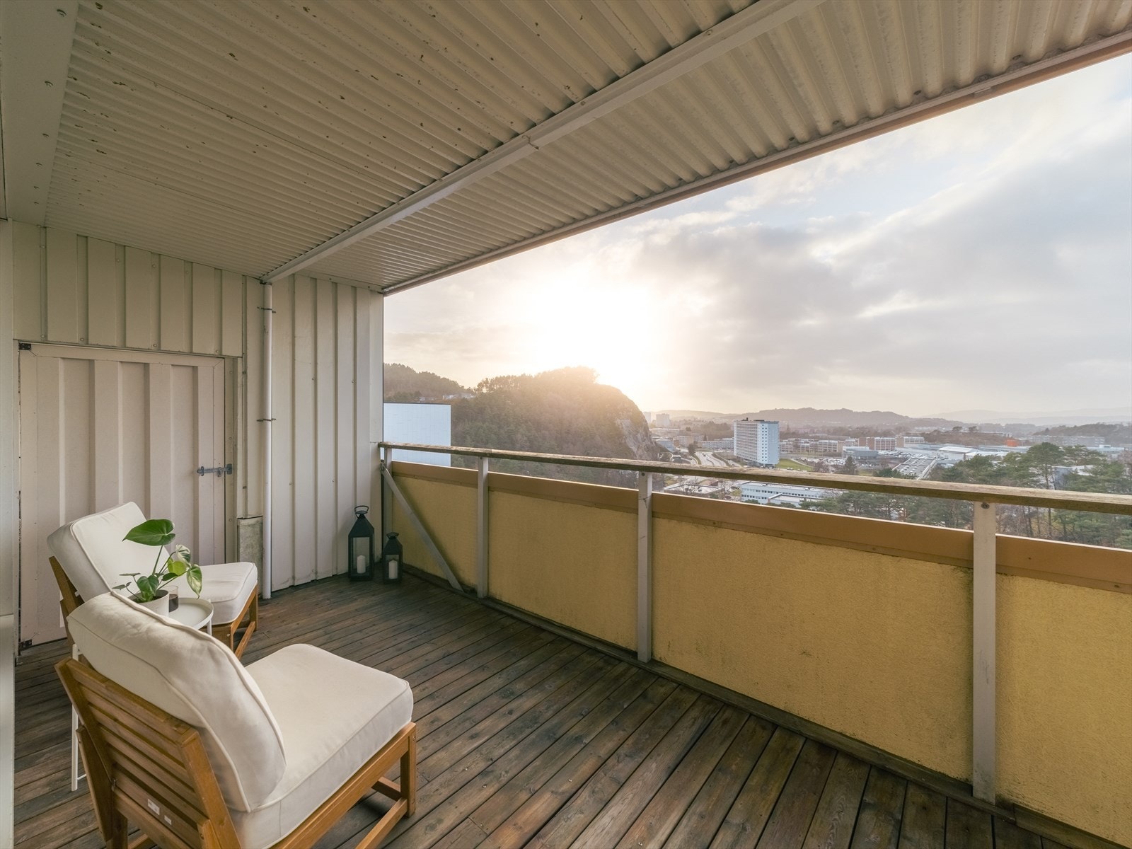 En svært moderne leilighet med eksklusive kvaliteter og en praktisk planløsning. Leiligheten har blitt oppusset i 2024 og har kvaliteter som bl.a ny kjøkkeninnredning (HTH), nytt bad og vaskerom, oppgradert el-anlegg og nytt gulv. Galleribilde