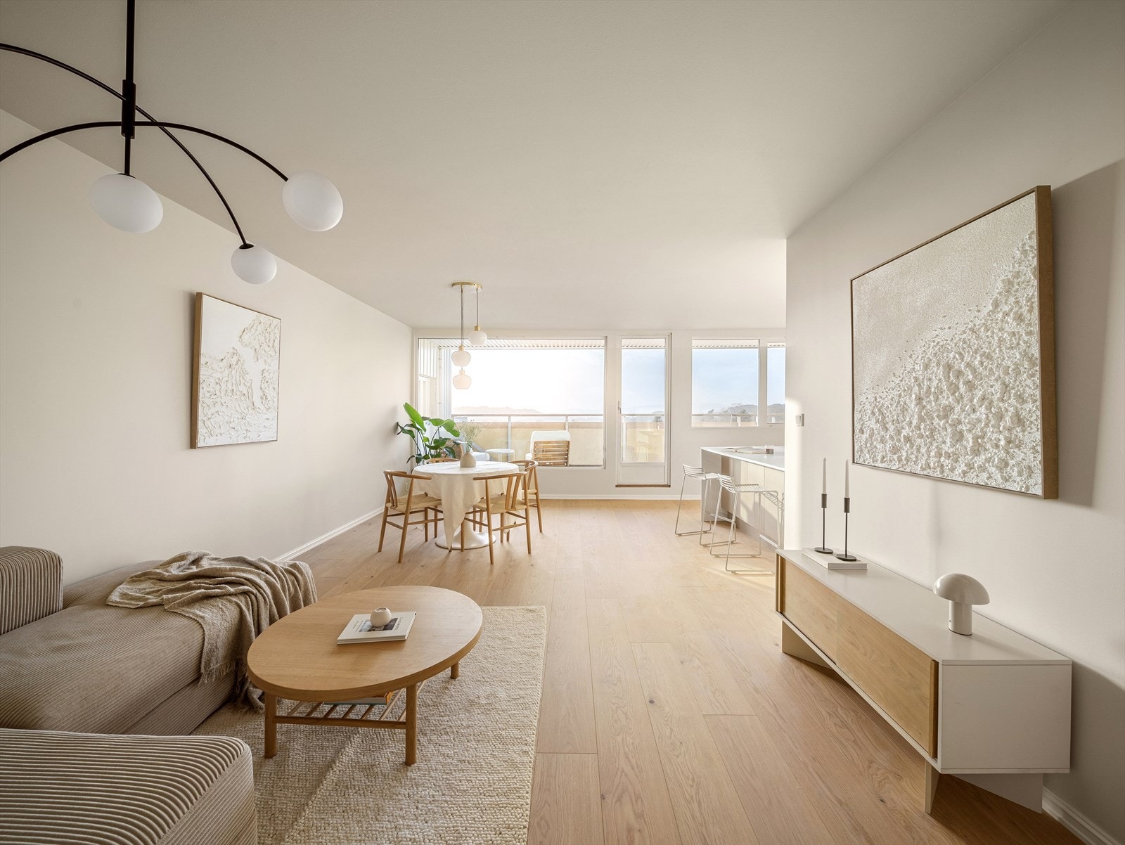 Her møtes vi av store vindusflate som slipper inn rikelig naturlig lys. Galleribilde