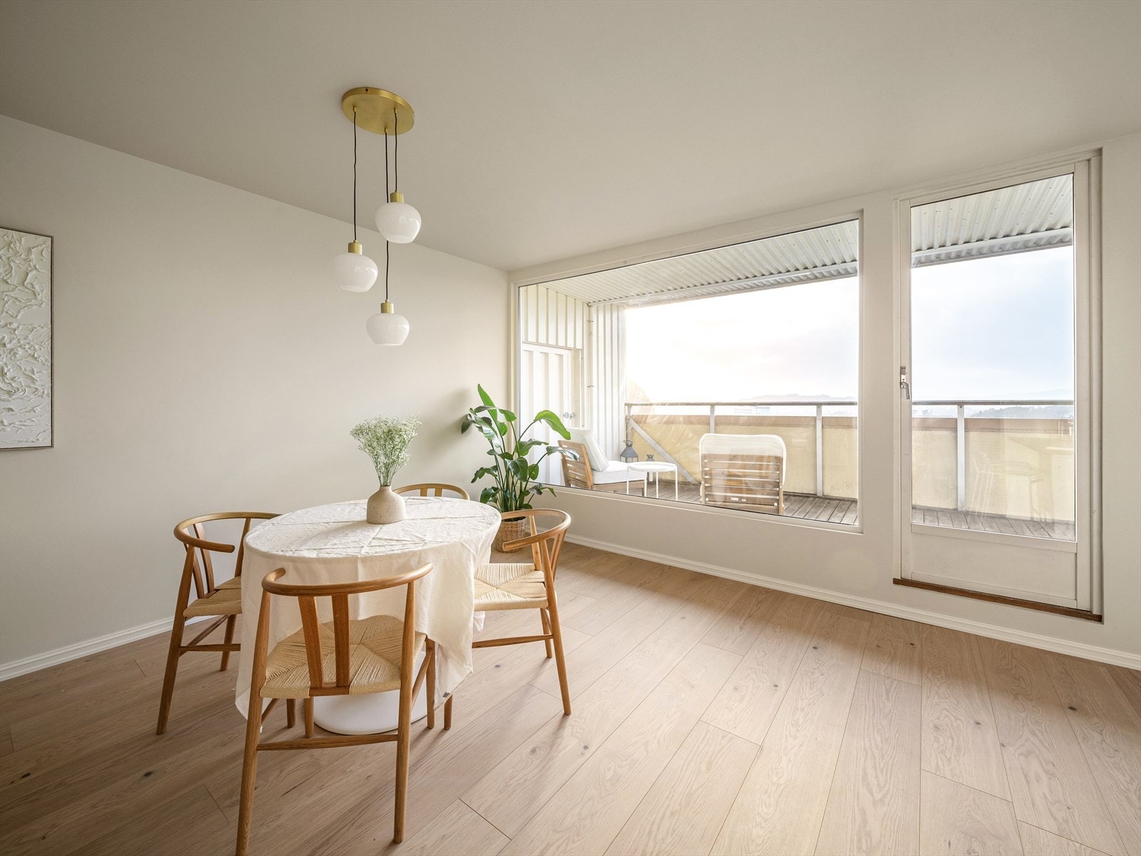 Videre har stuen og kjøkkenet åpen løsning som gjør det enkelt å møblere, blant annet med sofa- og spisegruppe. Galleribilde