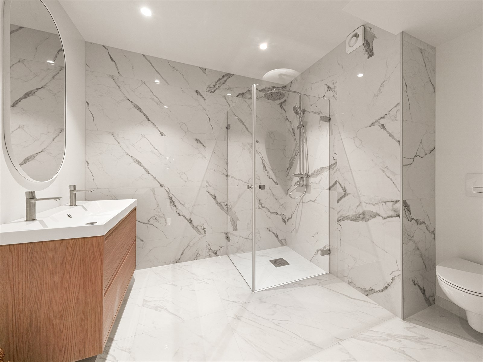 Badet har i likhet med resten av leiligheten blitt oppgradert i 2024. Arbeidet er utført av Vatten AS og Bergen Elektro Automasjon AS. Galleribilde