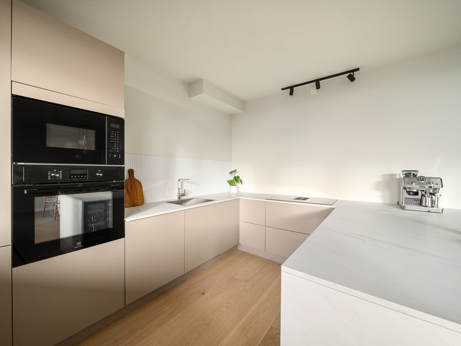 Kjøkkenet har en sosial utforming som gjør det enkelt å underholde gjeste under matlaging. Galleribilde